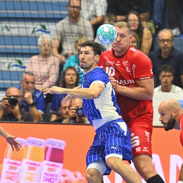 Alex Dujshebaev wird von Dainis Kristopans geblockt.