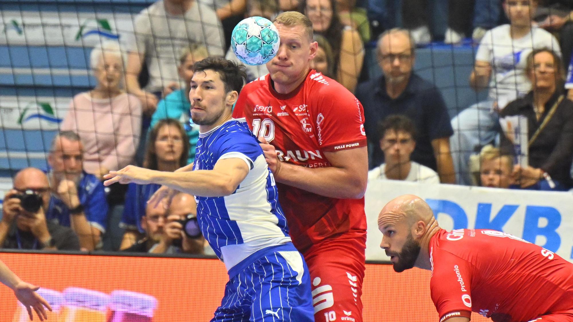 Alex Dujshebaev wird von Dainis Kristopans geblockt.