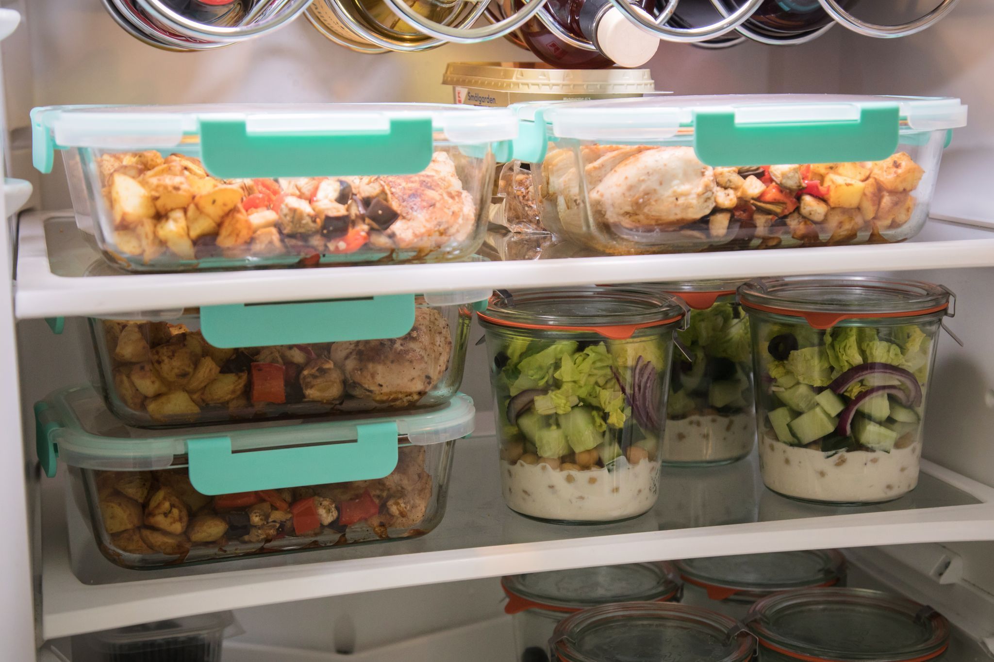 Vorgekochtes Essen steht in einem Kühlschrank