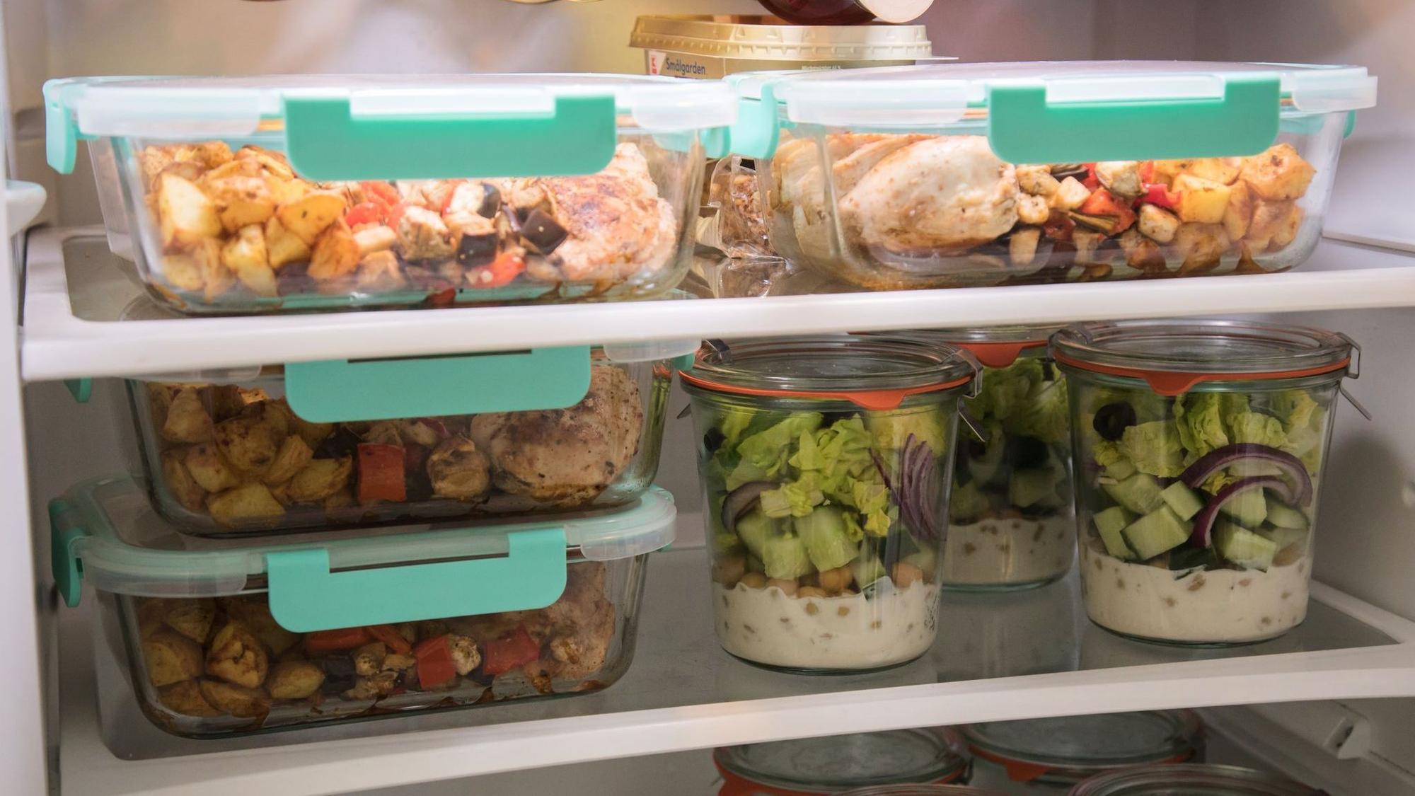 Vorgekochtes Essen steht in einem Kühlschrank