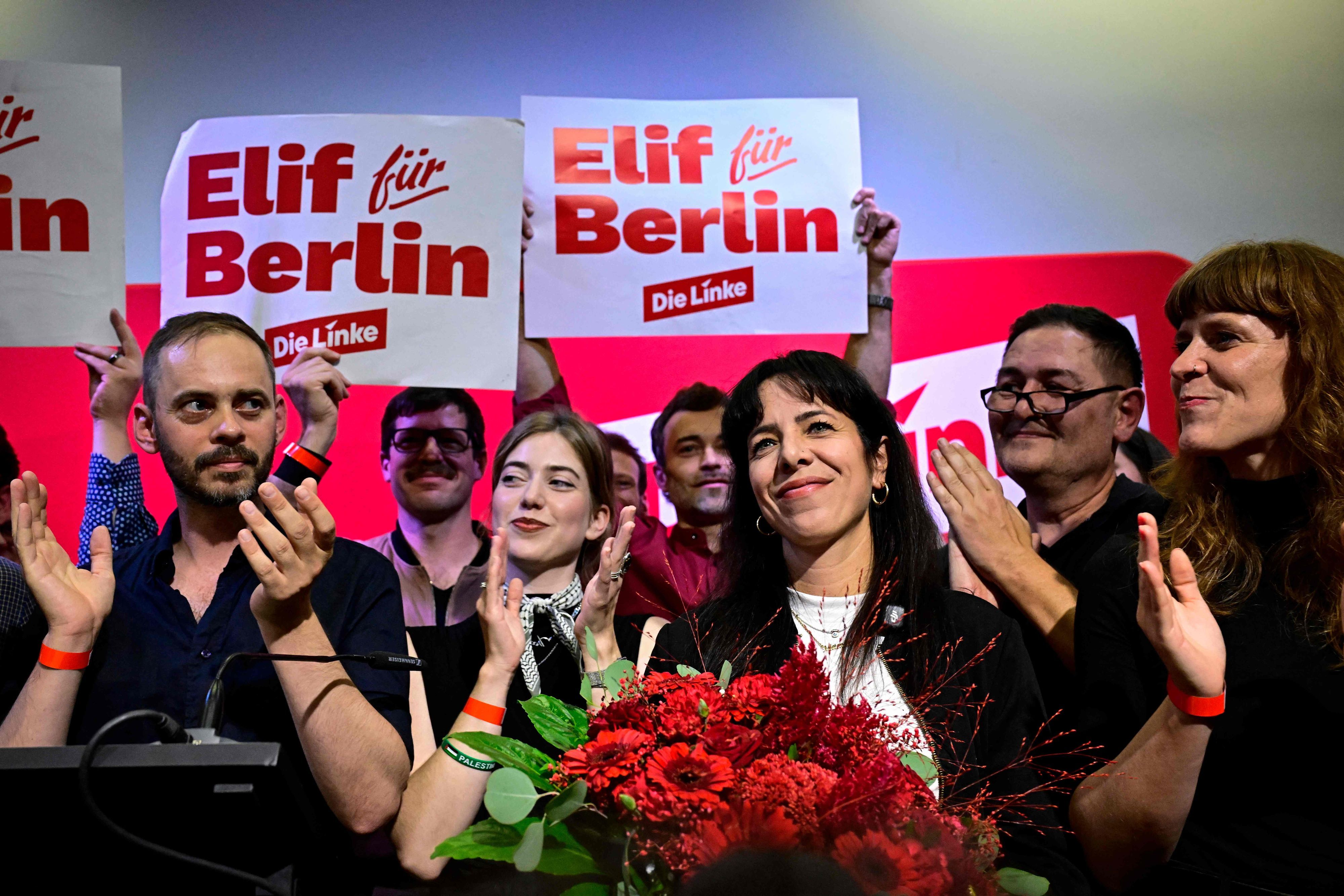 Regiert sie bald Berlin? Linken-Spitzenkandidatin Elif Eralp (mit Blumen).