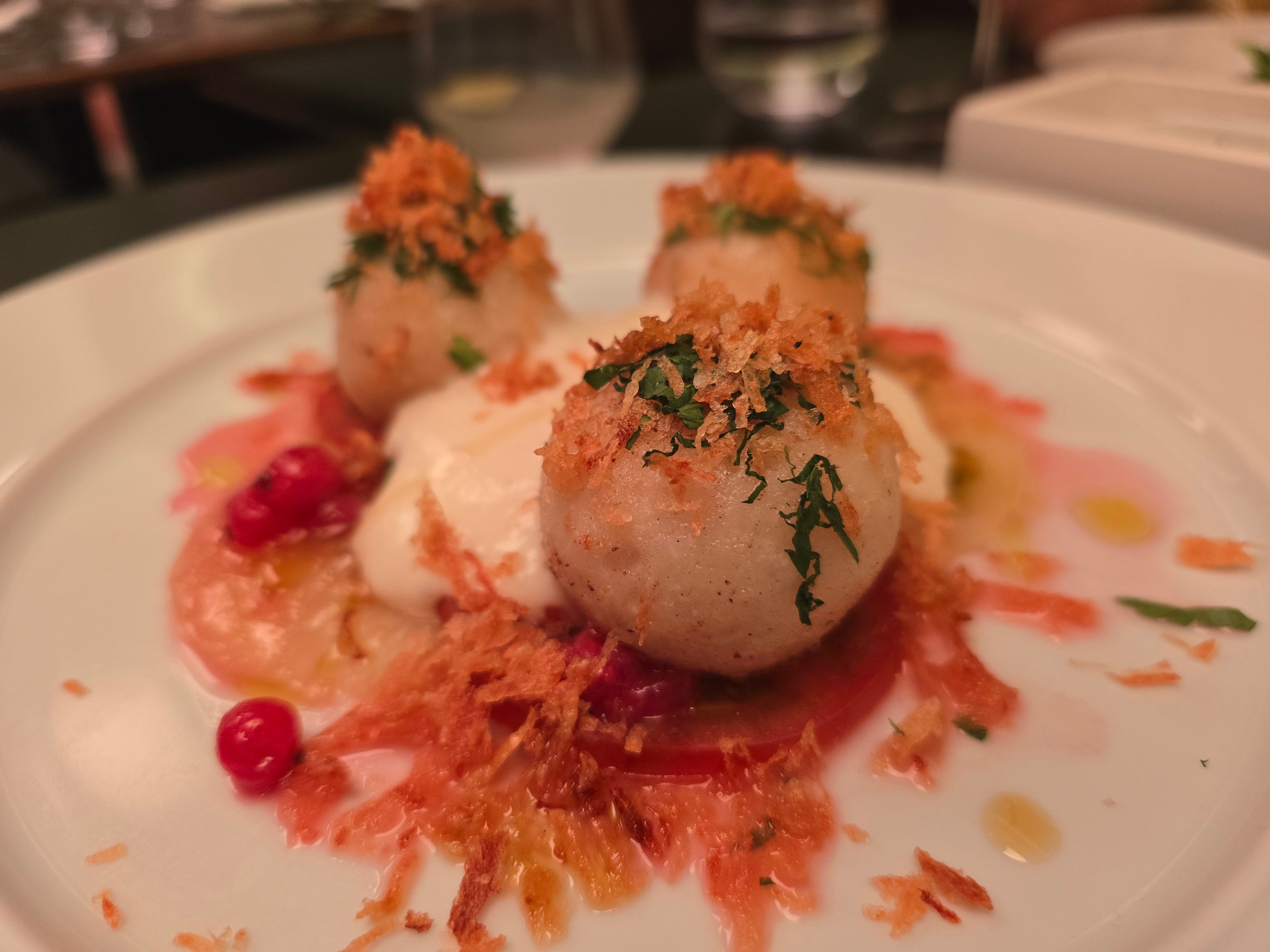 Fluffige Kartoffel-Quark-Knödel mit Johannisbeeren