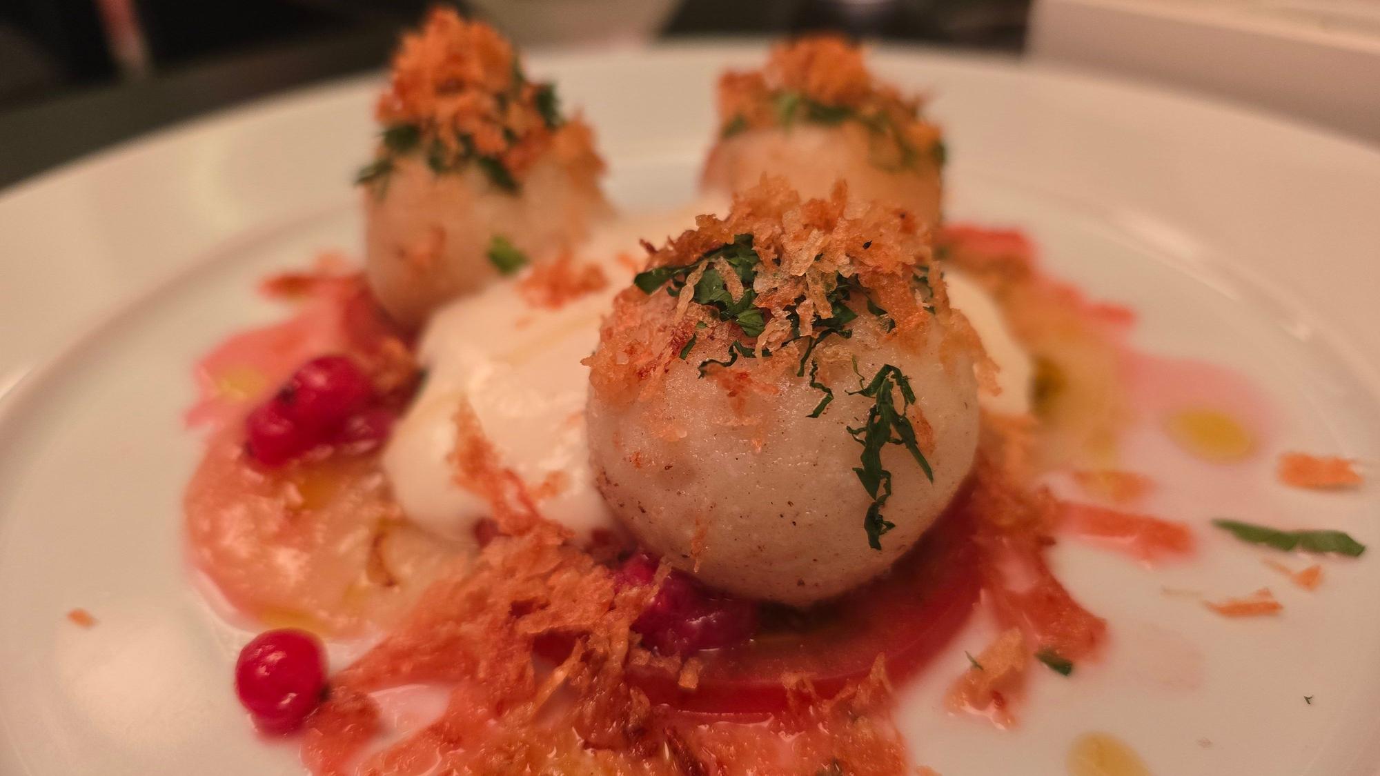 Fluffige Kartoffel-Quark-Knödel mit Johannisbeeren
