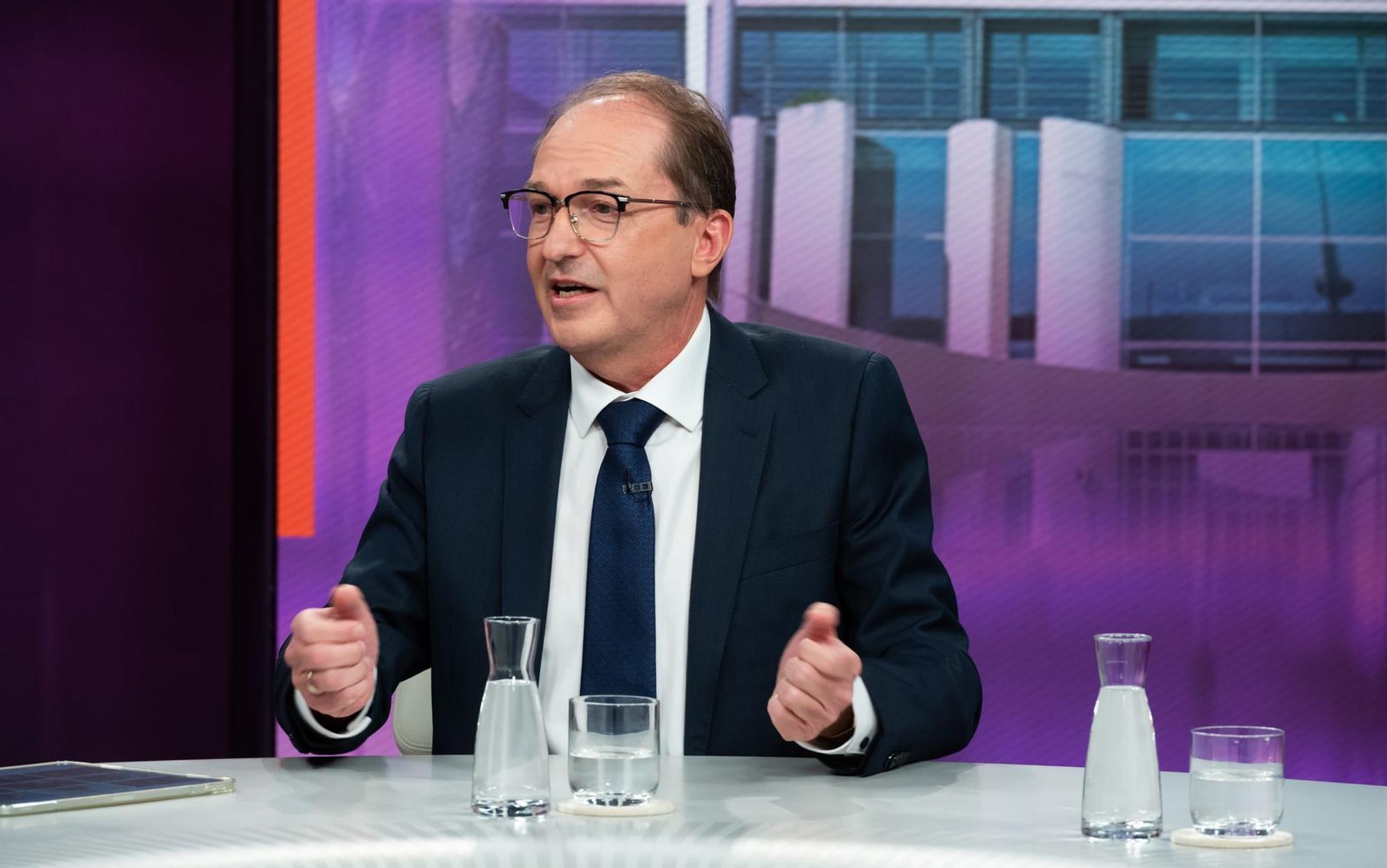 Innenminister Alexander Dobrindt (CSU) geriet bei „Maybrit Illner“ mehrfach mit Heidi Reichinnek von den Linken aneinander. (Bild: ZDF/Jule Roehr )