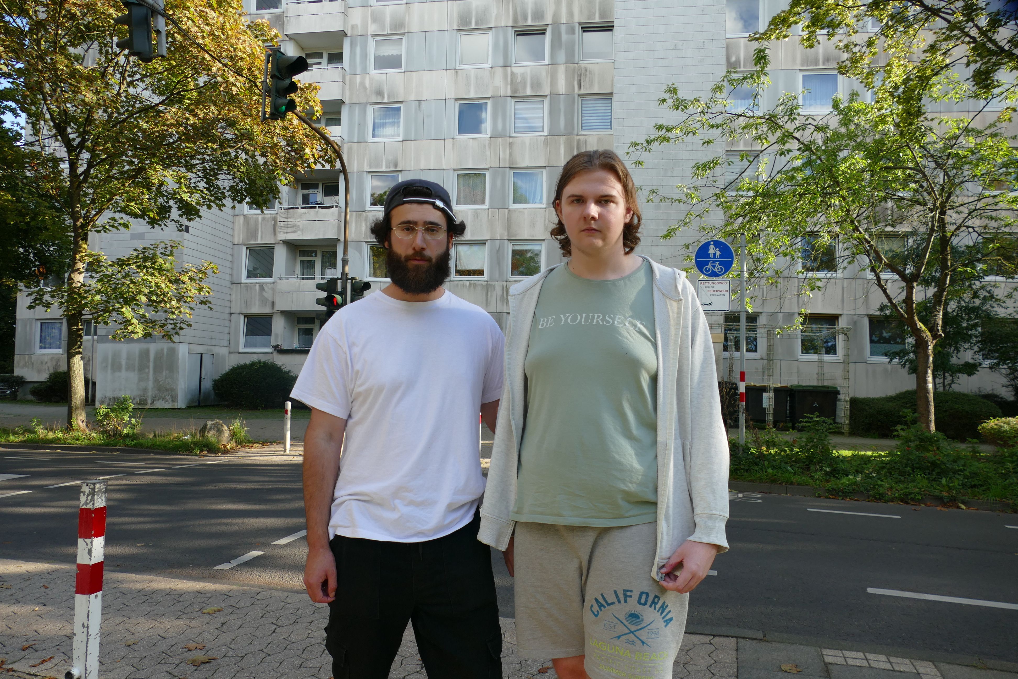 Das Hochhaus Adendorfer Straße 6 ist das Zuhause von Sehymus Celik (r.) und Justin Walter. Nur wohl fühlen sie sich dort nicht mehr.