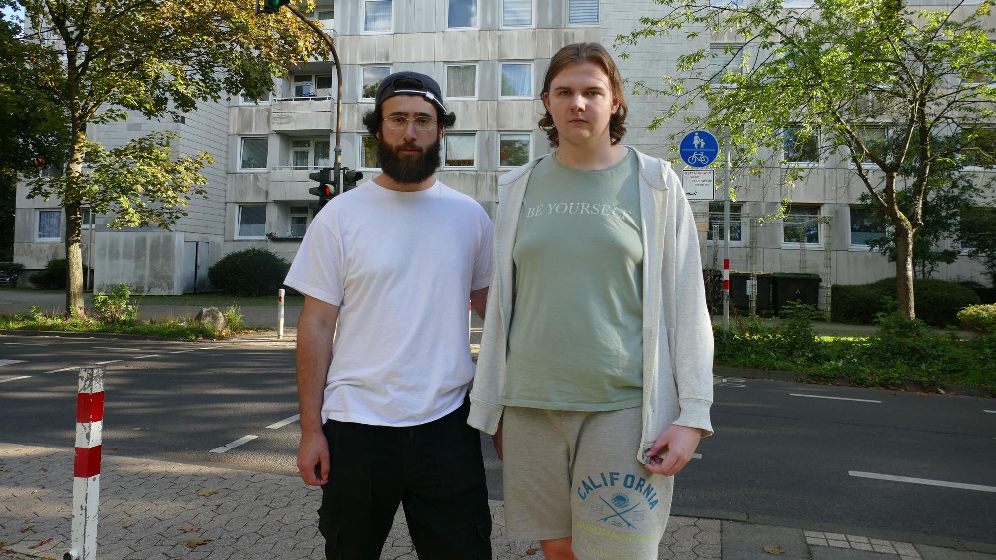 Das Hochhaus Adendorfer Straße 6 ist das Zuhause von Sehymus Celik (r.) und Justin Walter. Nur wohl fühlen sie sich dort nicht mehr.