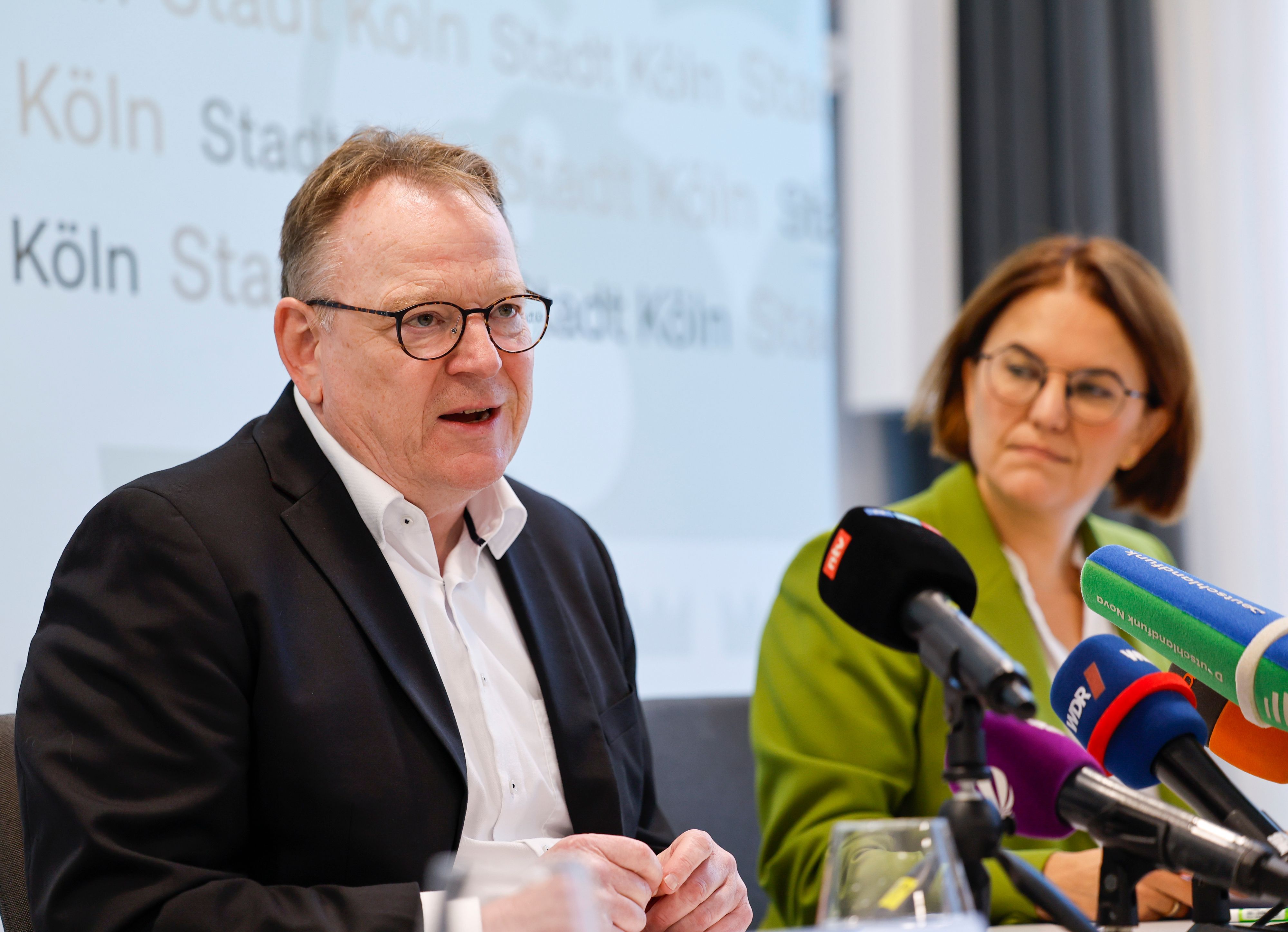 Kölns OB Torsten Burmester und Stadtdirektorin Dörte Diemert stellen die  Ergebnisse einer Prüfung der Abläufe im Ausländeramt im Zusammenhang mit der sogenannten „Coesfelder Liste“ vor.