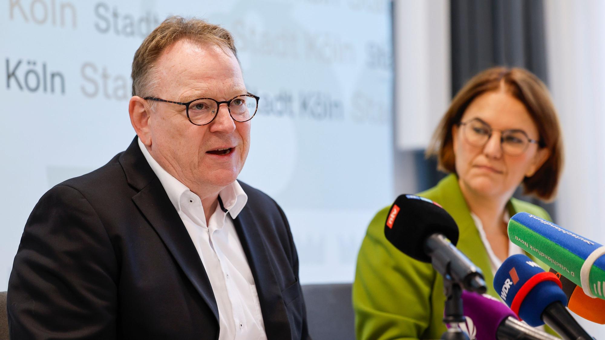Oberbürgermeister Torsten Burmester und Stadtkämmerin Dörte Diemert bei der Vorstellung des Prüfberichts zur sogenannten „Coesfelder Liste“