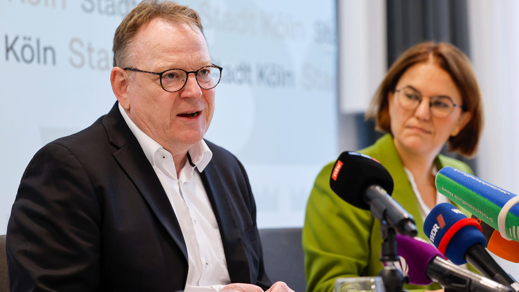 Kölns OB Torsten Burmester und Stadtdirektorin Dörte Diemert stellen die Ergebnisse einer Prüfung der Abläufe im Ausländeramt im Zusammenhang mit der sogenannten „Coesfelder Liste“ vor.