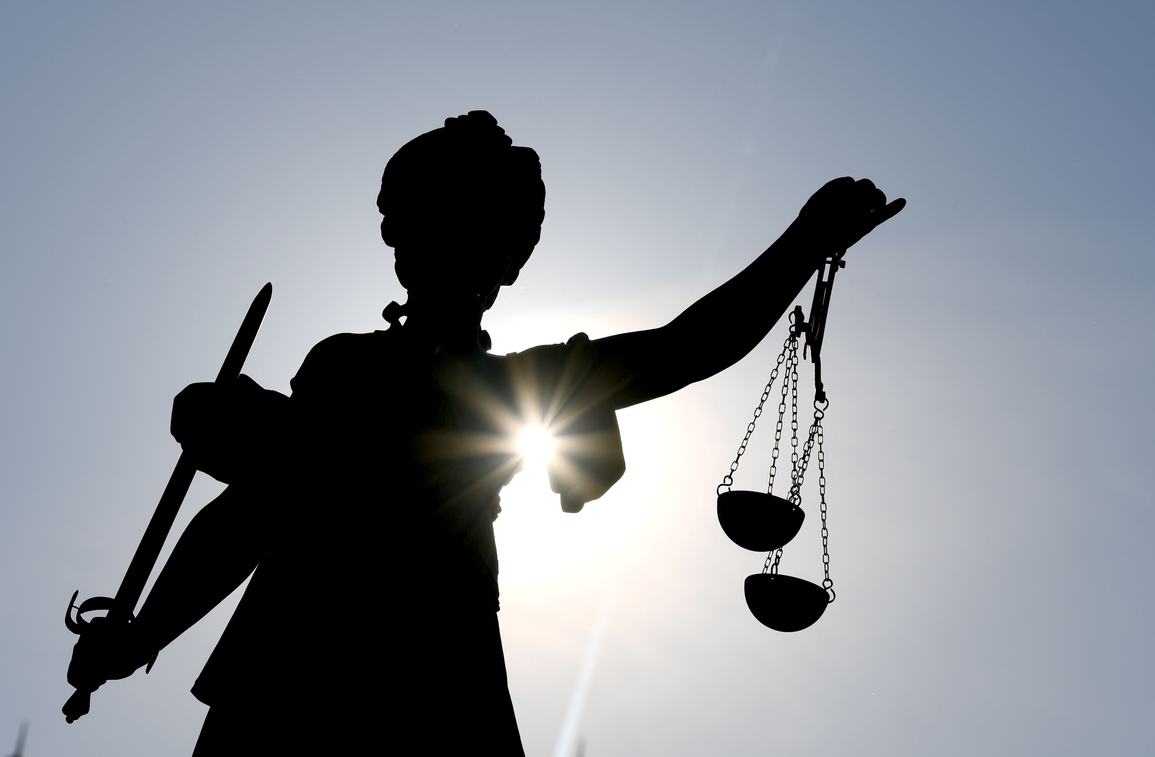 Eine Justitia im Gegenlicht