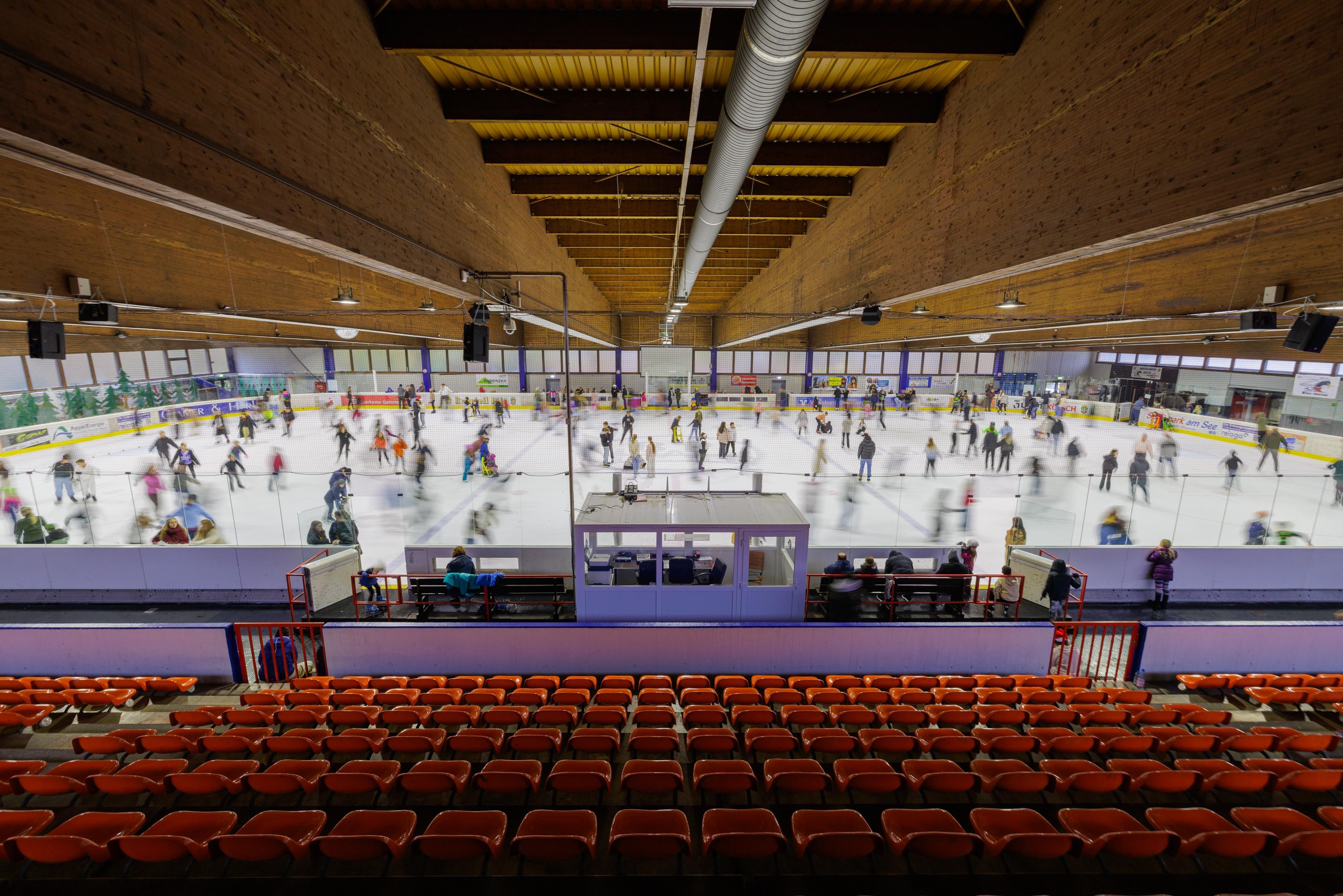 Blick über die Tribüne auf die volle Eisfläche.
