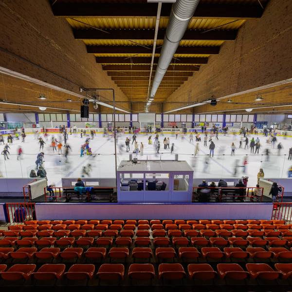 Blick über die Tribüne auf die volle Eisfläche.