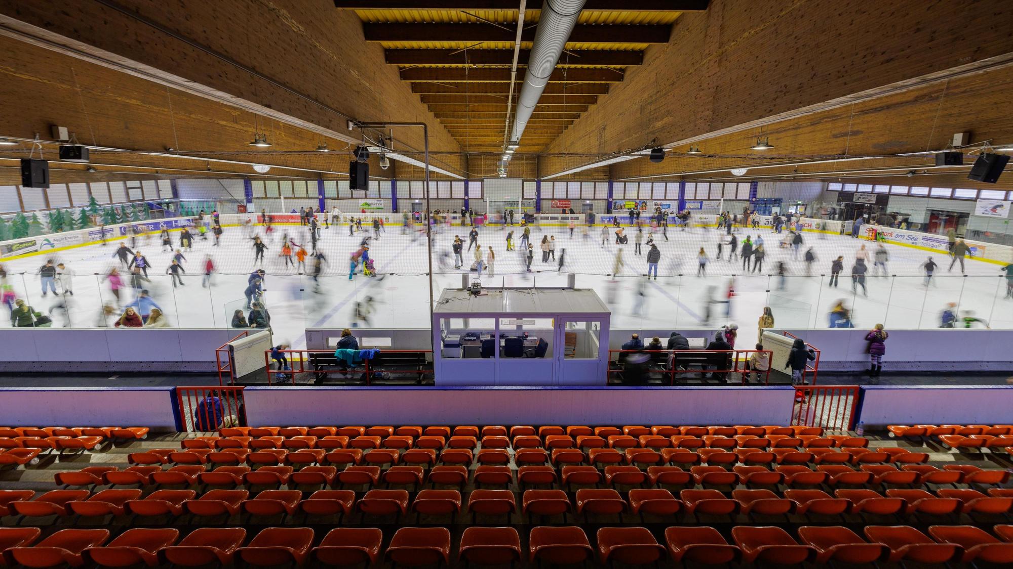 Blick über die Tribüne auf die volle Eisfläche.