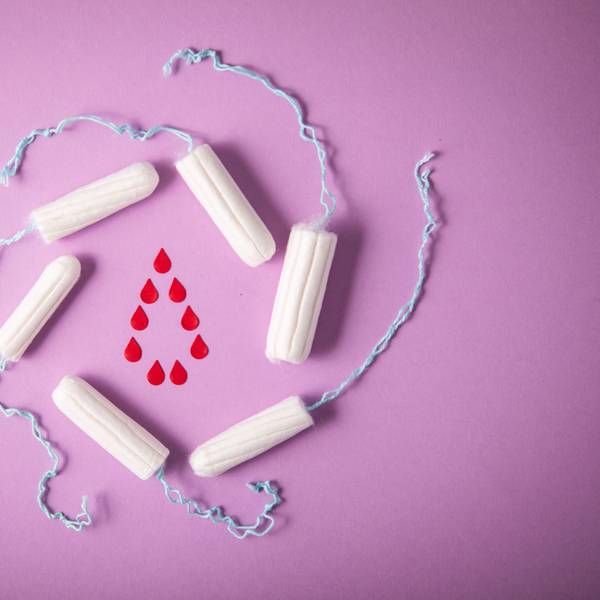 Sechs Tampons liegen in einem Kreis. Kostenfreie Menstruationsartikel stehen künftig in städtischen Gebäuden, Schwimmbädern und der Stadtteilbibliothek Rodenkirchen bereit. (Archivbild)