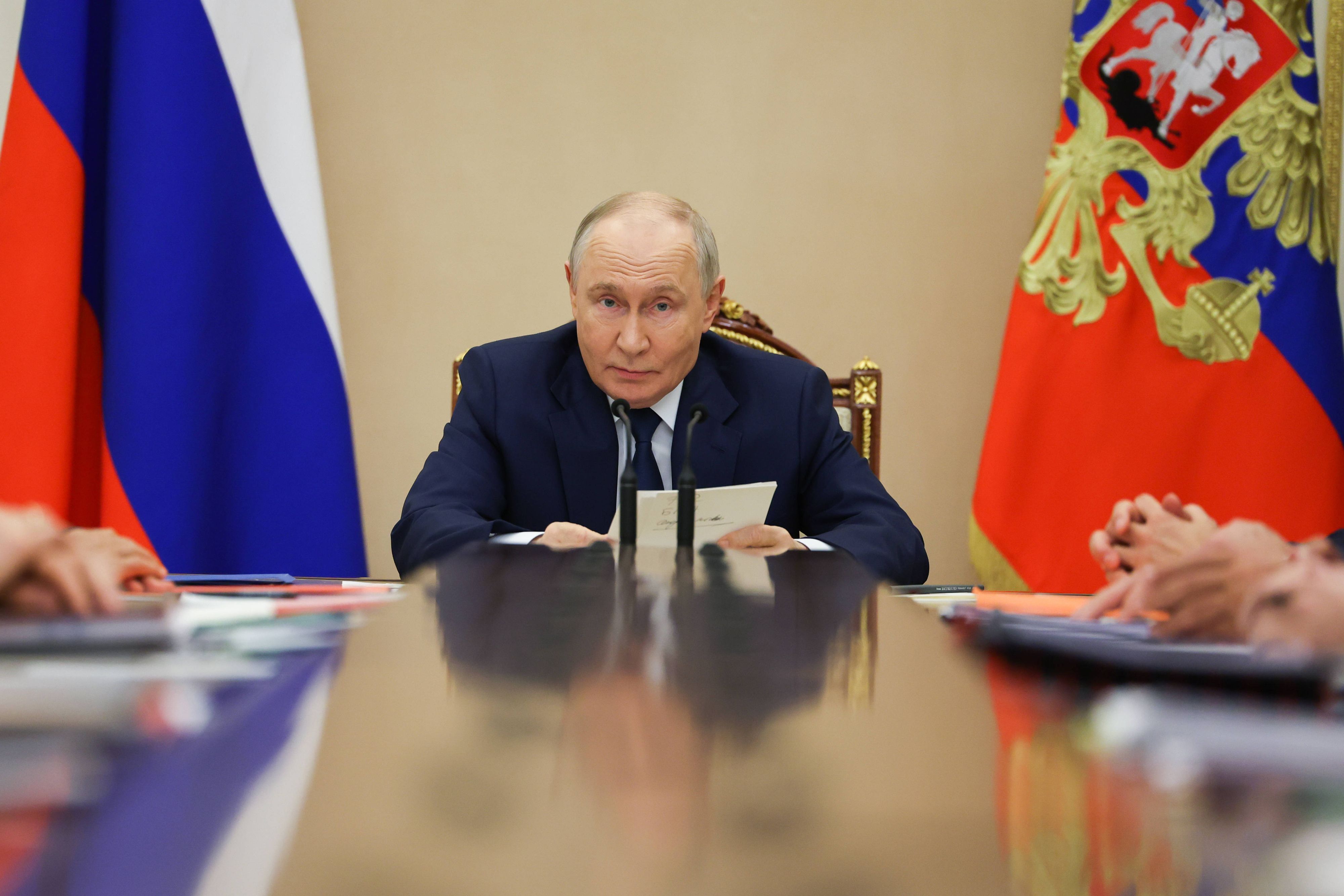 Russlands Machthaber Wladimir Putin bei einer Besprechung im Kreml. (Archivbild)