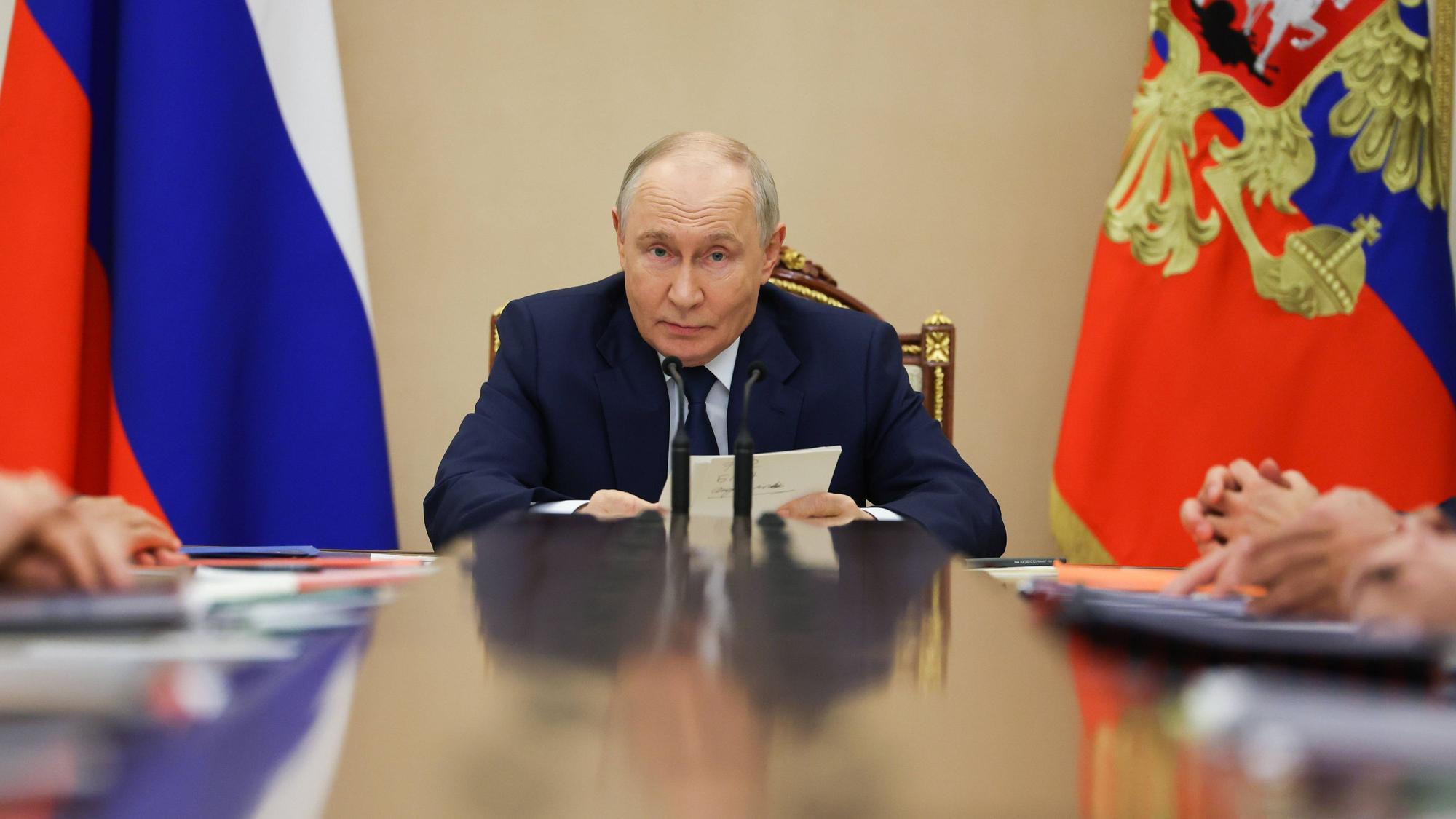 Russlands Machthaber Wladimir Putin bei einer Besprechung im Kreml. (Archivbild)