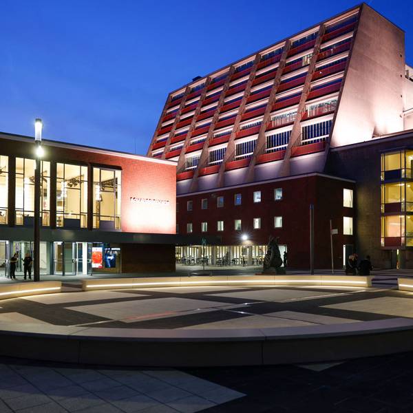 24.09.2026, Nordrhein-Westfalen, Köln: Blick auf das Schauspielhaus und die Oper in Köln. Oper und Schauspiel Köln feiern den Wiedereinzug in ihre angestammten Häuser am Offenbachplatz mit einer großen, festlichen Gala. Die Sanierung der Kölner Bühnen hat 14 Jahre gedauert. Foto: Thomas Banneyer/dpa +++ dpa-Bildfunk +++