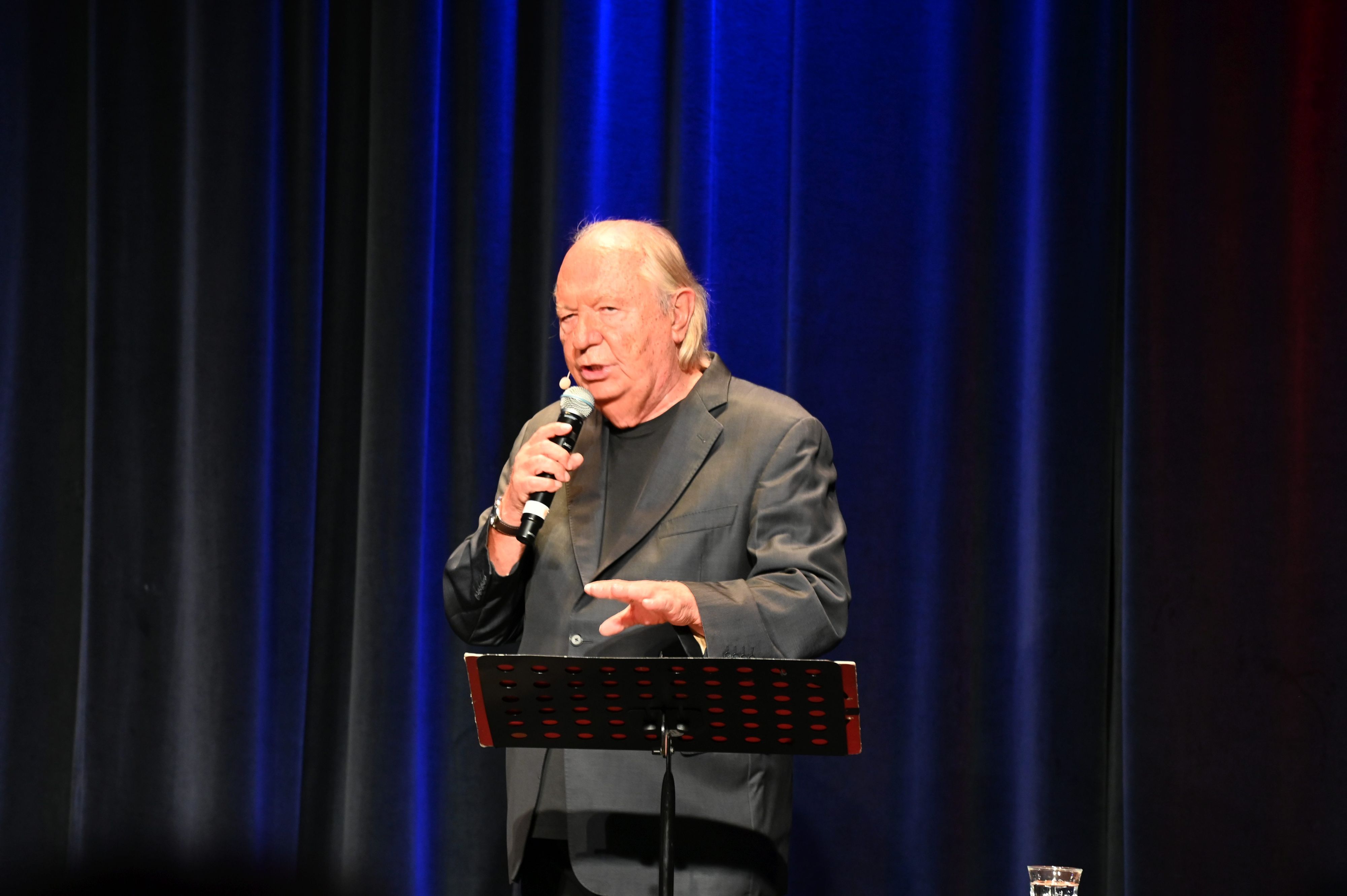 Schmickler präsentierte sein aktuelles Programm in seinem Stammtheater, der Comedia.