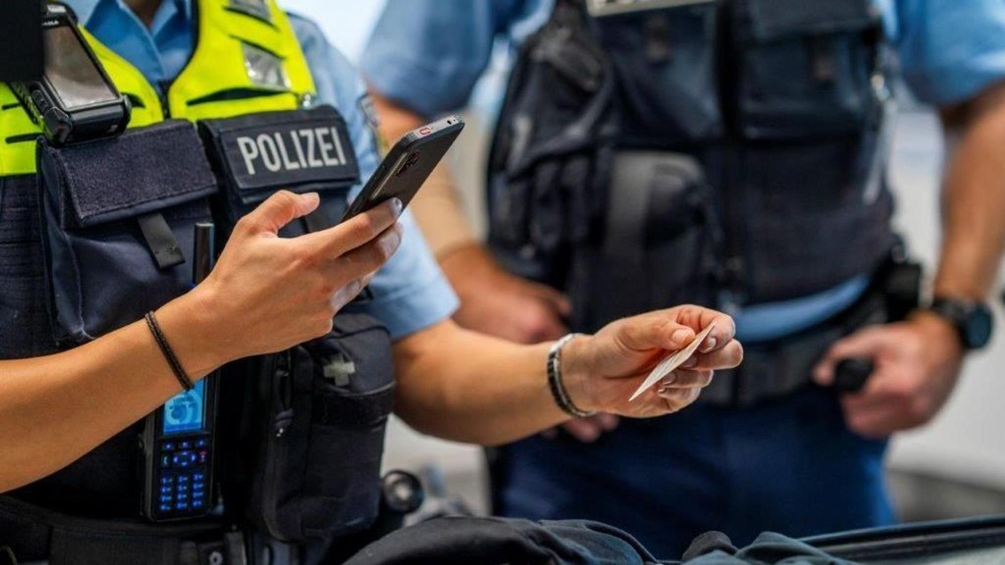 Beamte der Bundespolizei am Flughafen Köln/Bonn. (Symbolbild)