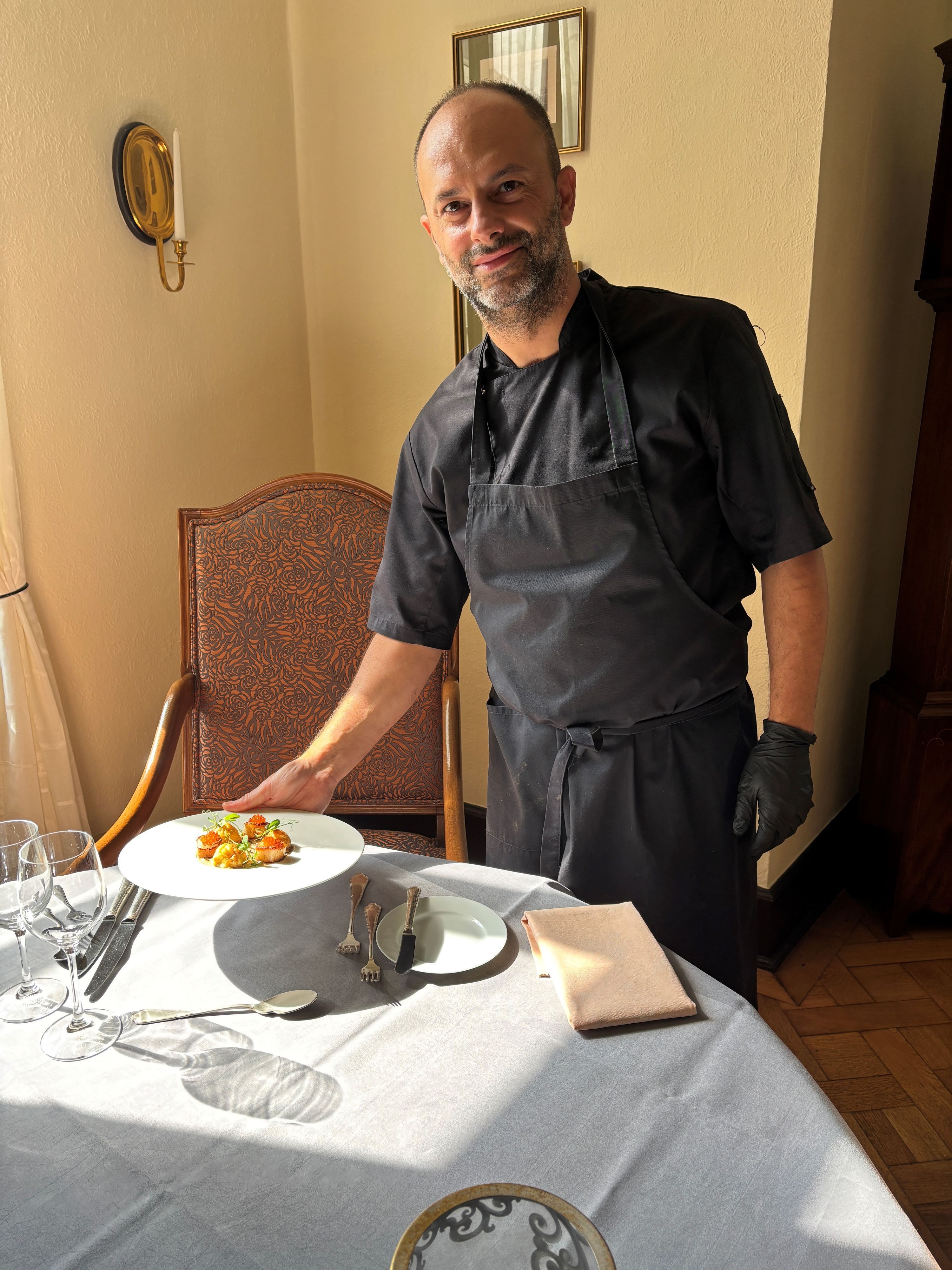 Ein Koch steht in einem Restaurant.