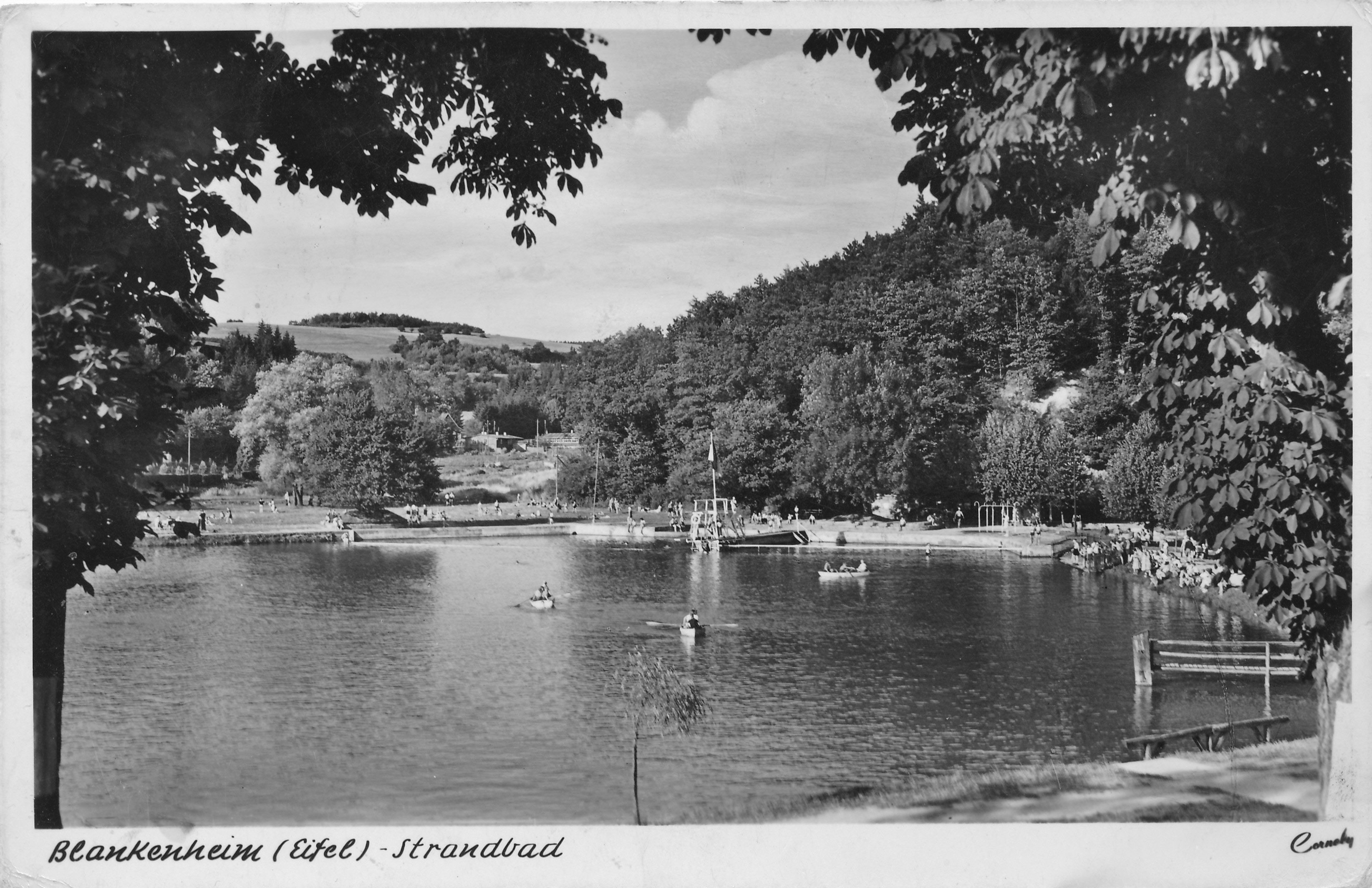 Eine Schwarz-Weiß-Aufnahme aus den 1960er-Jahren zeigt den Blankenheimer Weiher mit kleinen Booten.