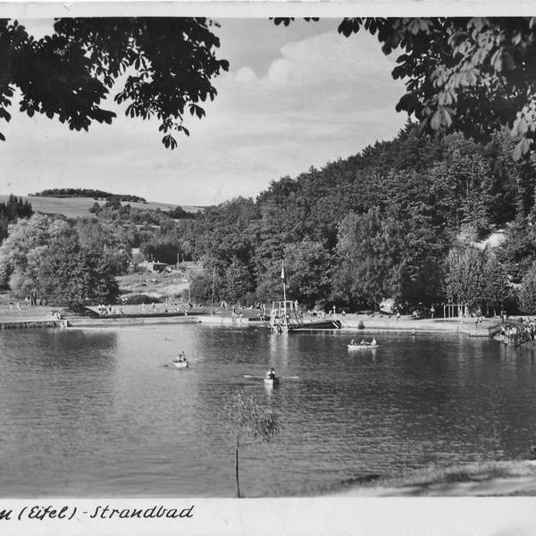 Eine Schwarz-Weiß-Aufnahme aus den 1960er-Jahren zeigt den Blankenheimer Weiher mit kleinen Booten.