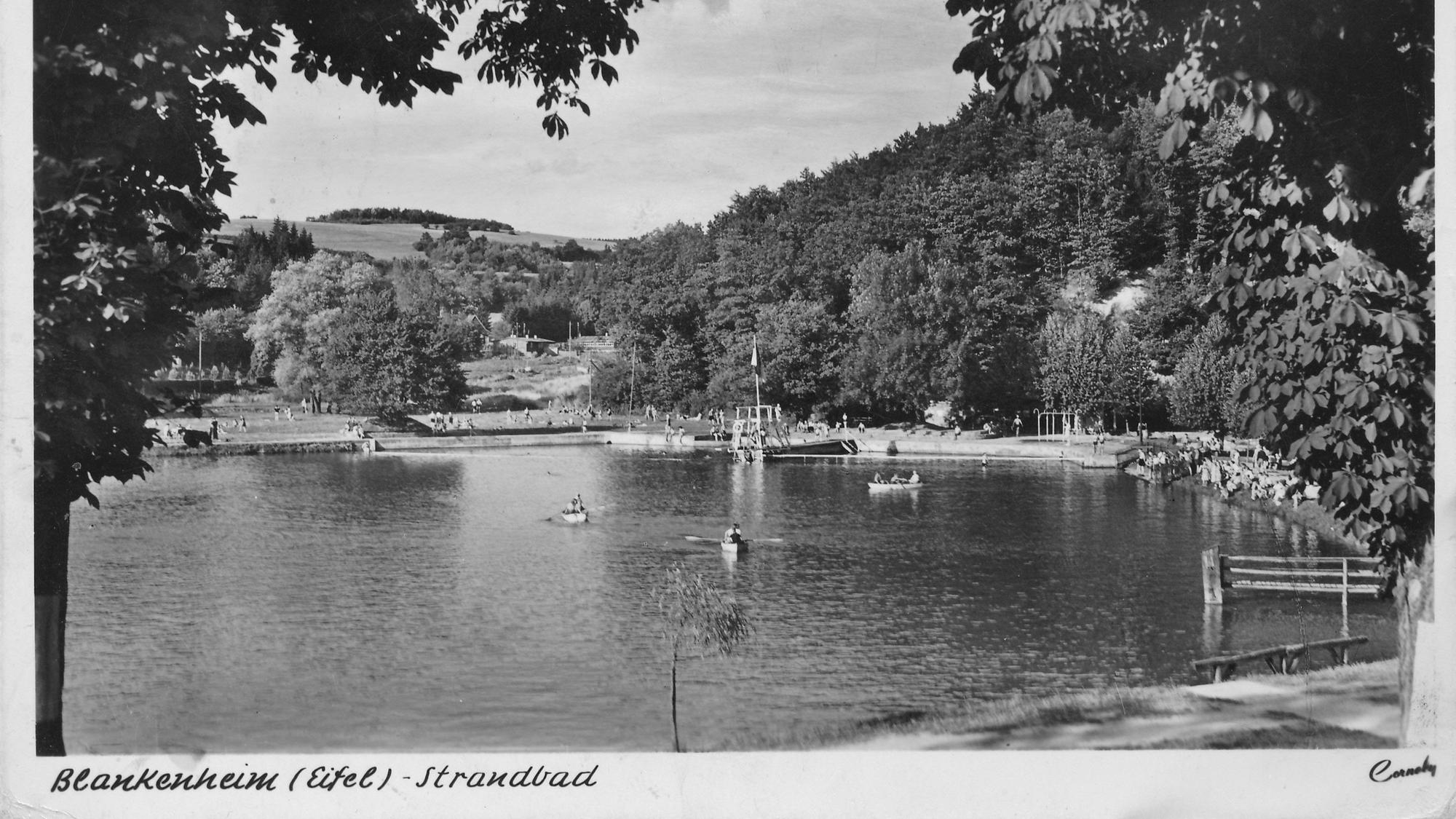 Eine Schwarz-Weiß-Aufnahme aus den 1960er-Jahren zeigt den Blankenheimer Weiher mit kleinen Booten.