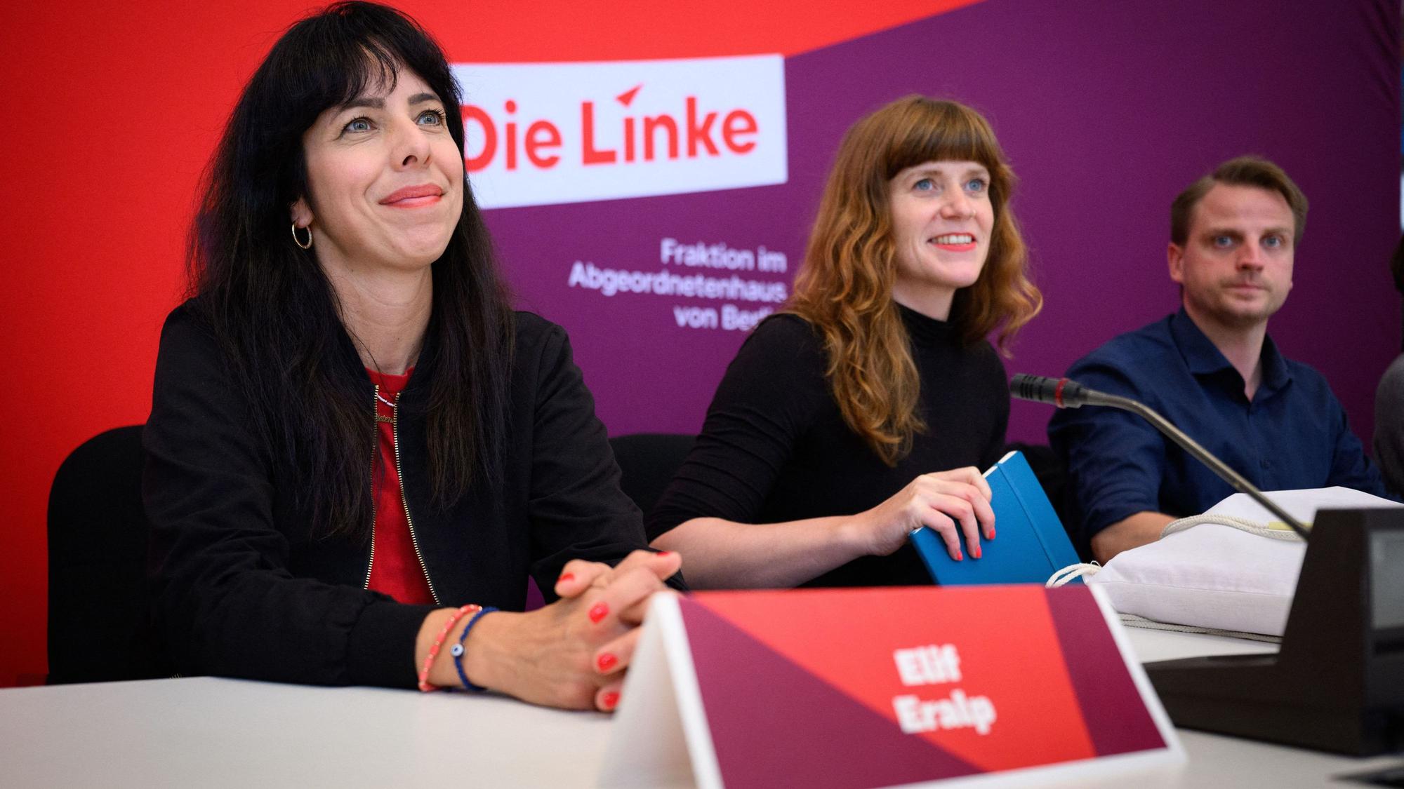 Elif Eralp (l), Linke-Spitzenkandidatin, sitzt zusammen mit Kerstin Wolter (M) und Maximilian Schirmer (r), den Vorsitzenden von Die Linke Berlin, zu Beginn der konstituierenden Sitzung der Linken-Fraktion im Berliner Abgeordnetenhaus. (Archivbild)