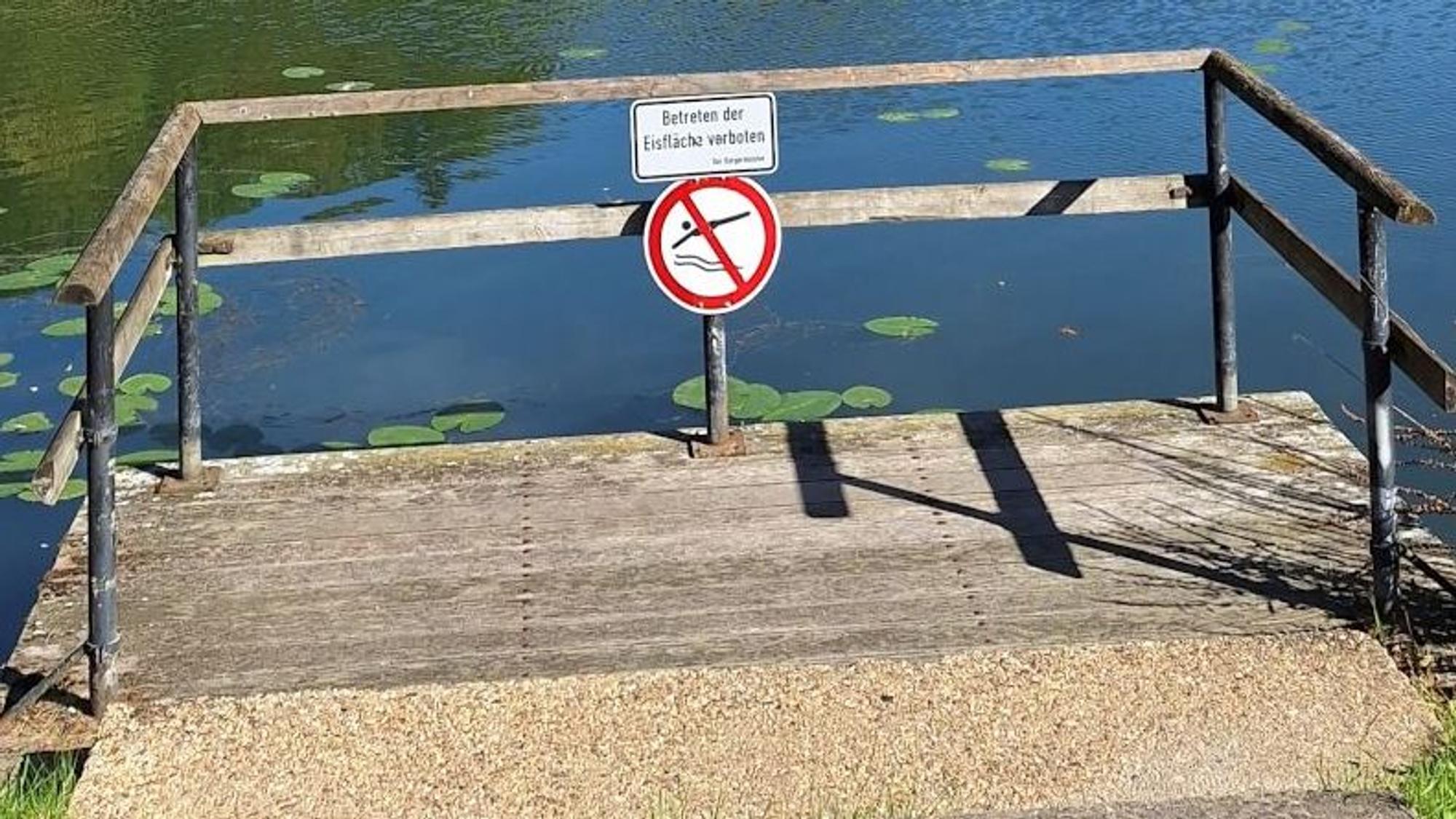 Auf dem Bild ist der alte Bootsanlager am Weiher in Blankenheim zu sehen.
