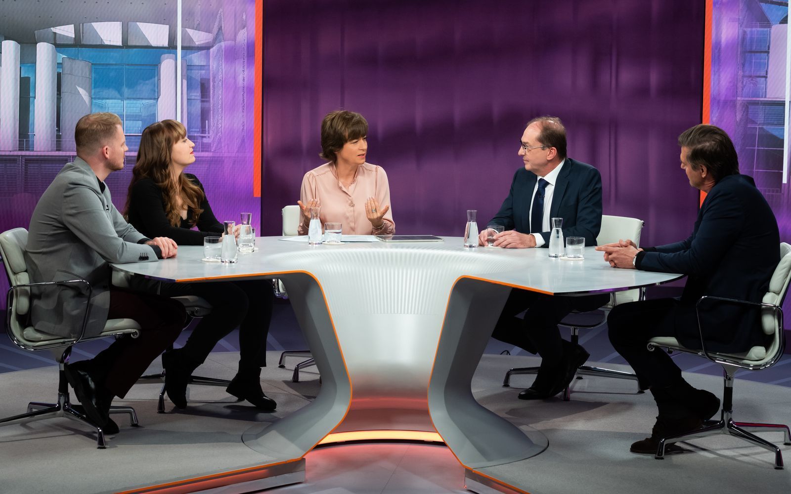 „Ich finde das wirklich eine Schande, wie Sie hier gerade mit der zukünftigen Bürgermeisterin umgehen“, warf Heidi Reichinnek dem Innenminister vor. (Bild: ZDF/Jule Roehr )