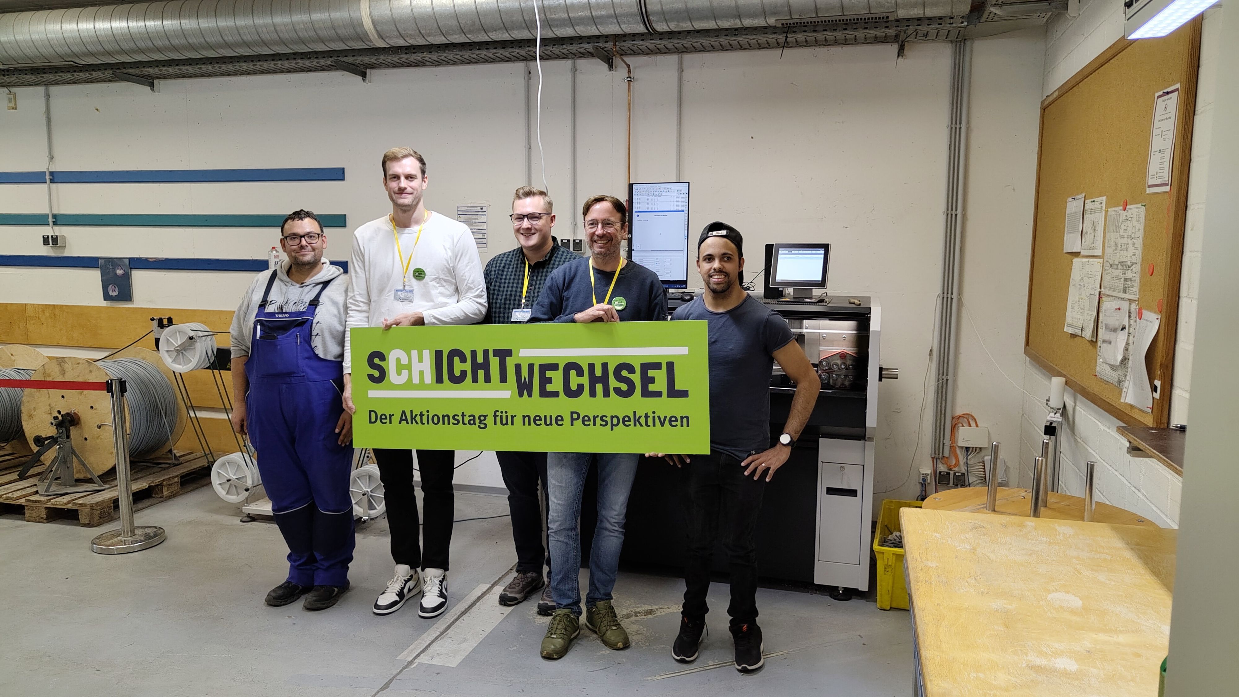 Eine Gruppe von Currenta-Arbeitern und Lebenshilfe-Arbeitern beim Schichtwechsel.
