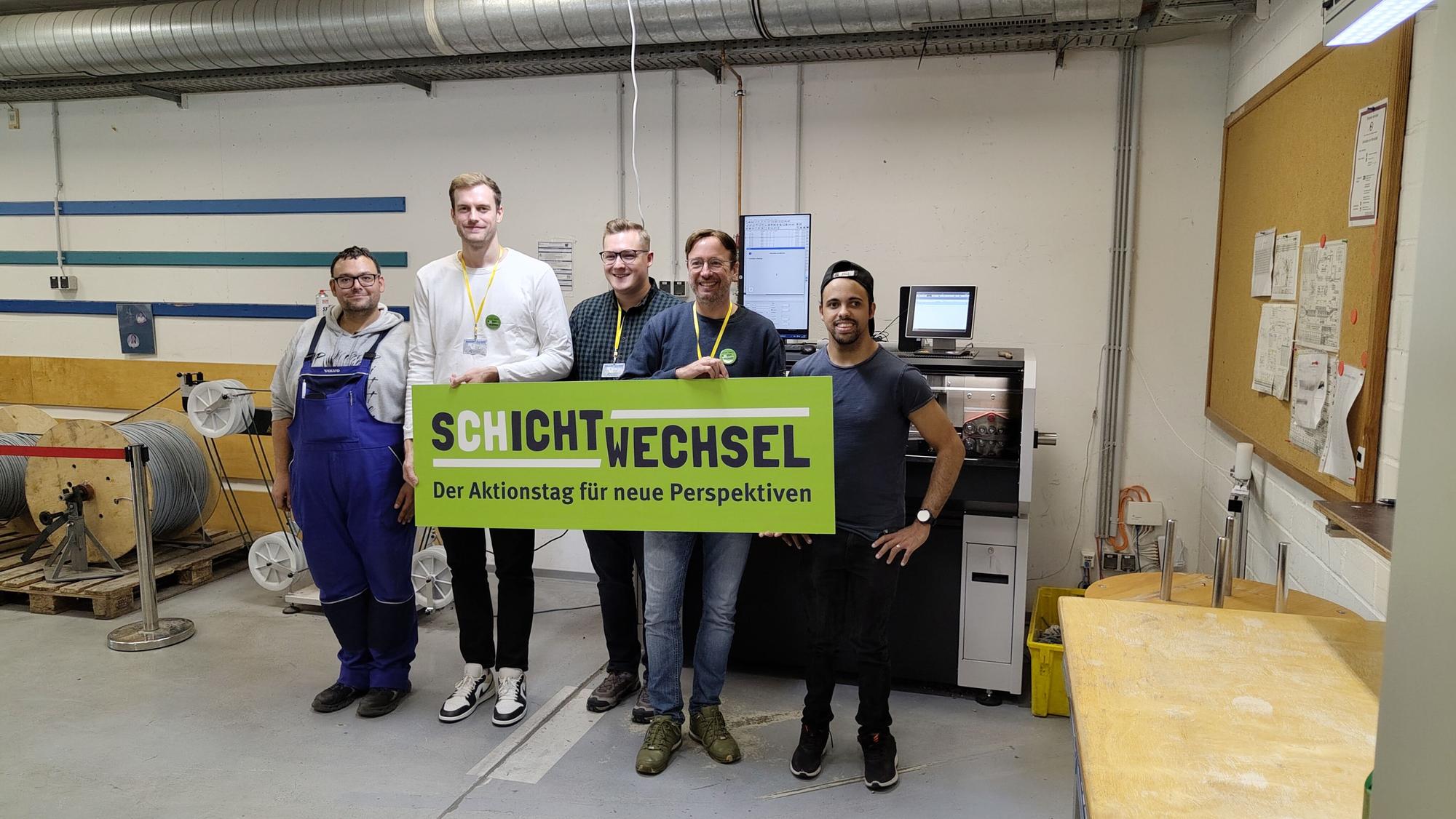 Eine Gruppe von Currenta-Arbeitern und Lebenshilfe-Arbeitern beim Schichtwechsel.
