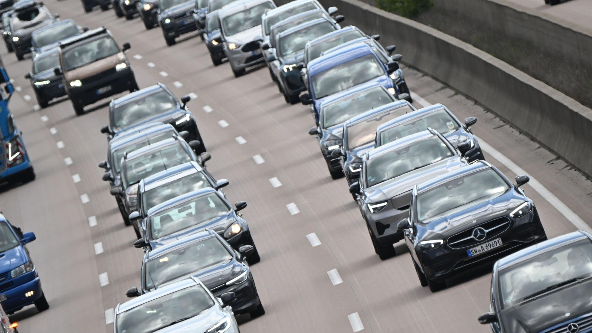 Autos stehen auf der Autobahn im Stau. (Symbolbild)