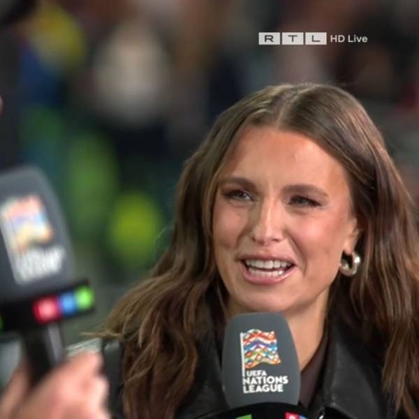 Laura Wontorra: Sichtlich hingerissen vom neuen Bundestrainer Jürgen Klopp. (Bild: RTL)
