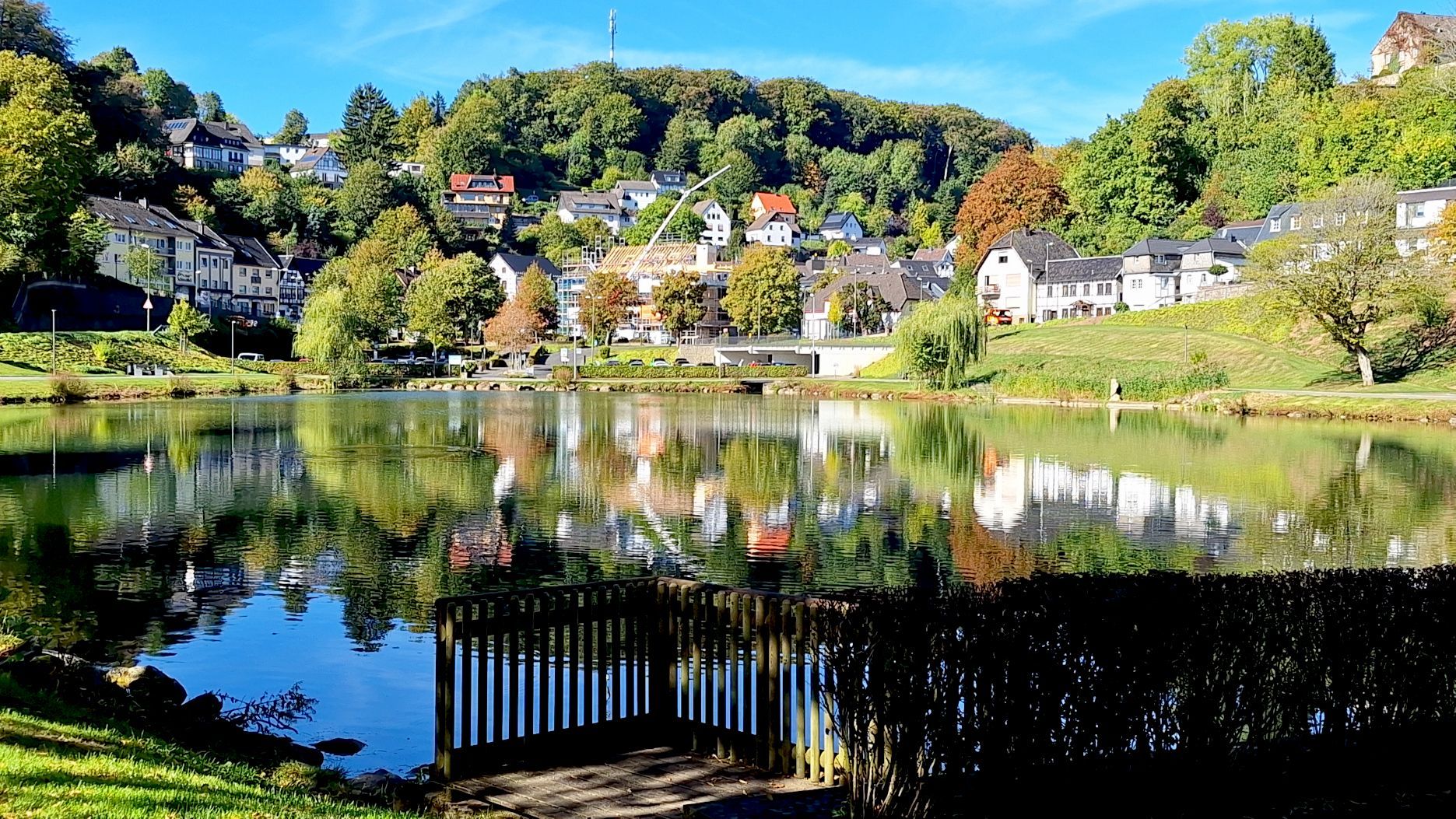 Der Weiher in Blankenheim an einem sonnigen Spätsommertag.
