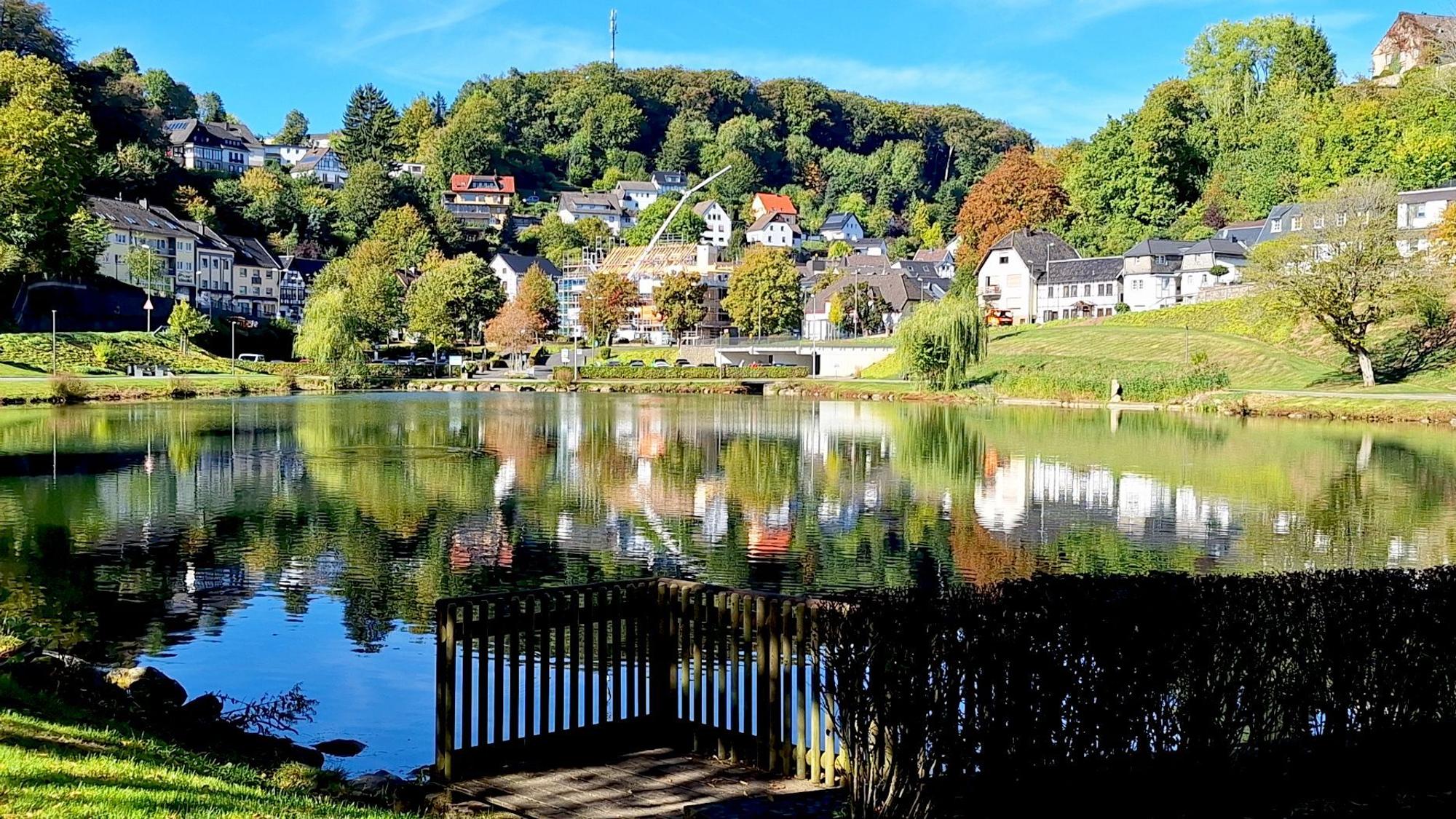 Der Weiher in Blankenheim an einem sonnigen Spätsommertag.