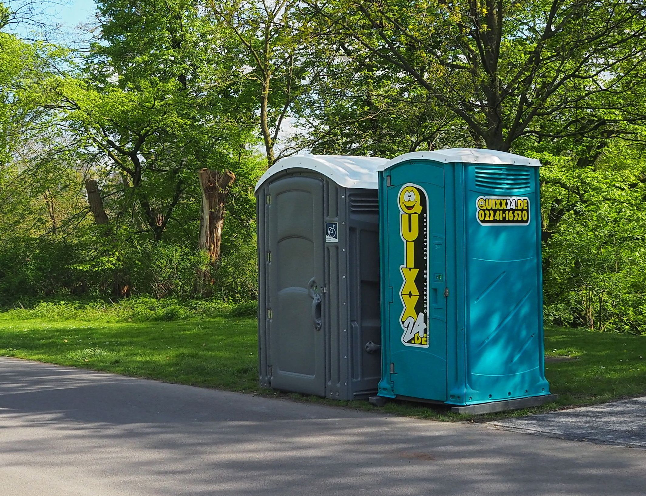 Mobile WCs, wie hier im Vorgebirgspark in Zollstock, gehören zum städtischen Toilettenkonzept. Generell gebe es zu wenig öffentliche WCs, kritisiert eine Bayenthalerin in einer Bürgereingabe.