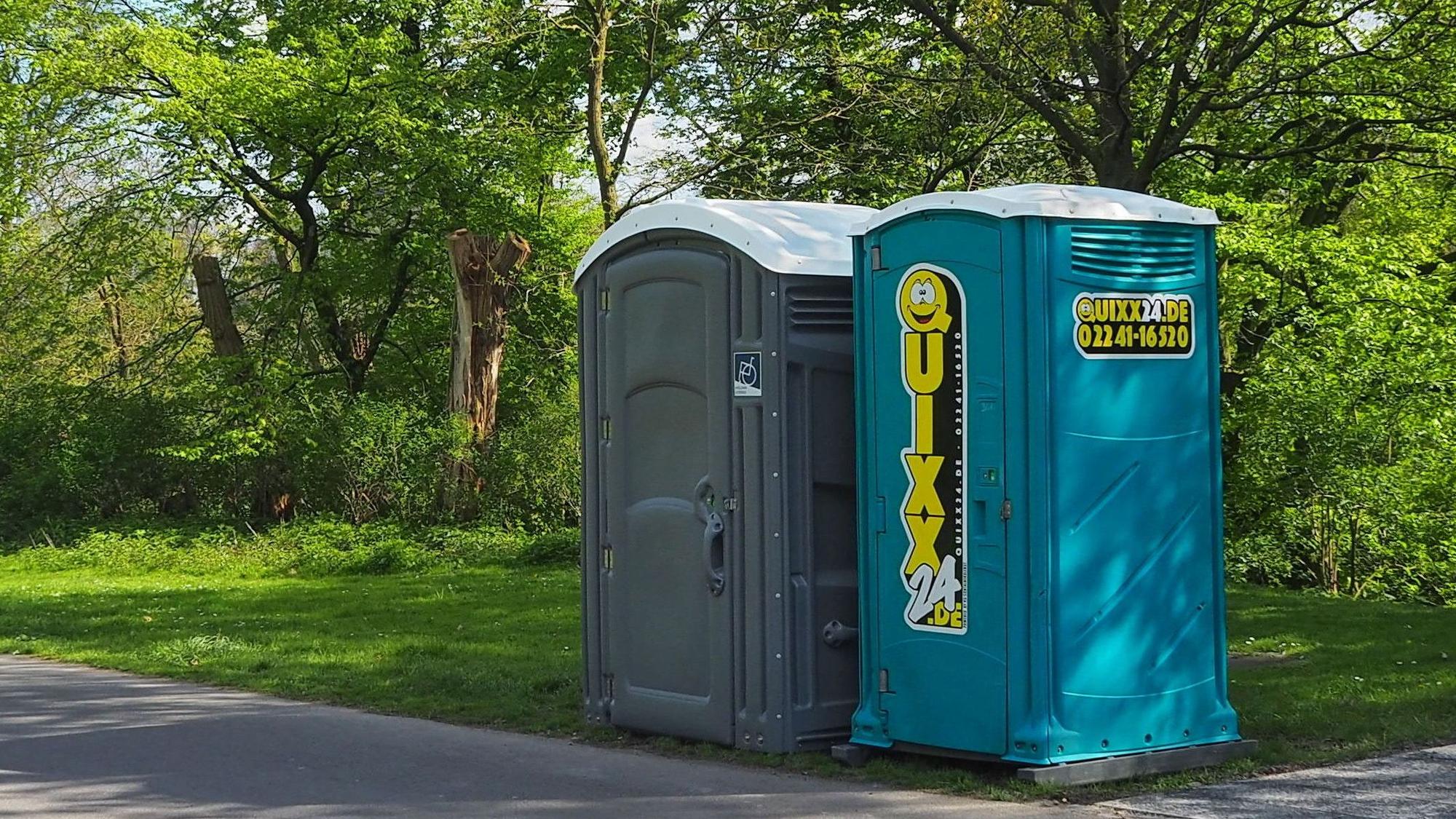 Mobile WCs, wie hier im Vorgebirgspark in Zollstock, gehören zum städtischen Toilettenkonzept. Generell gebe es zu wenig öffentliche WCs, kritisiert eine Bayenthalerin in einer Bürgereingabe.