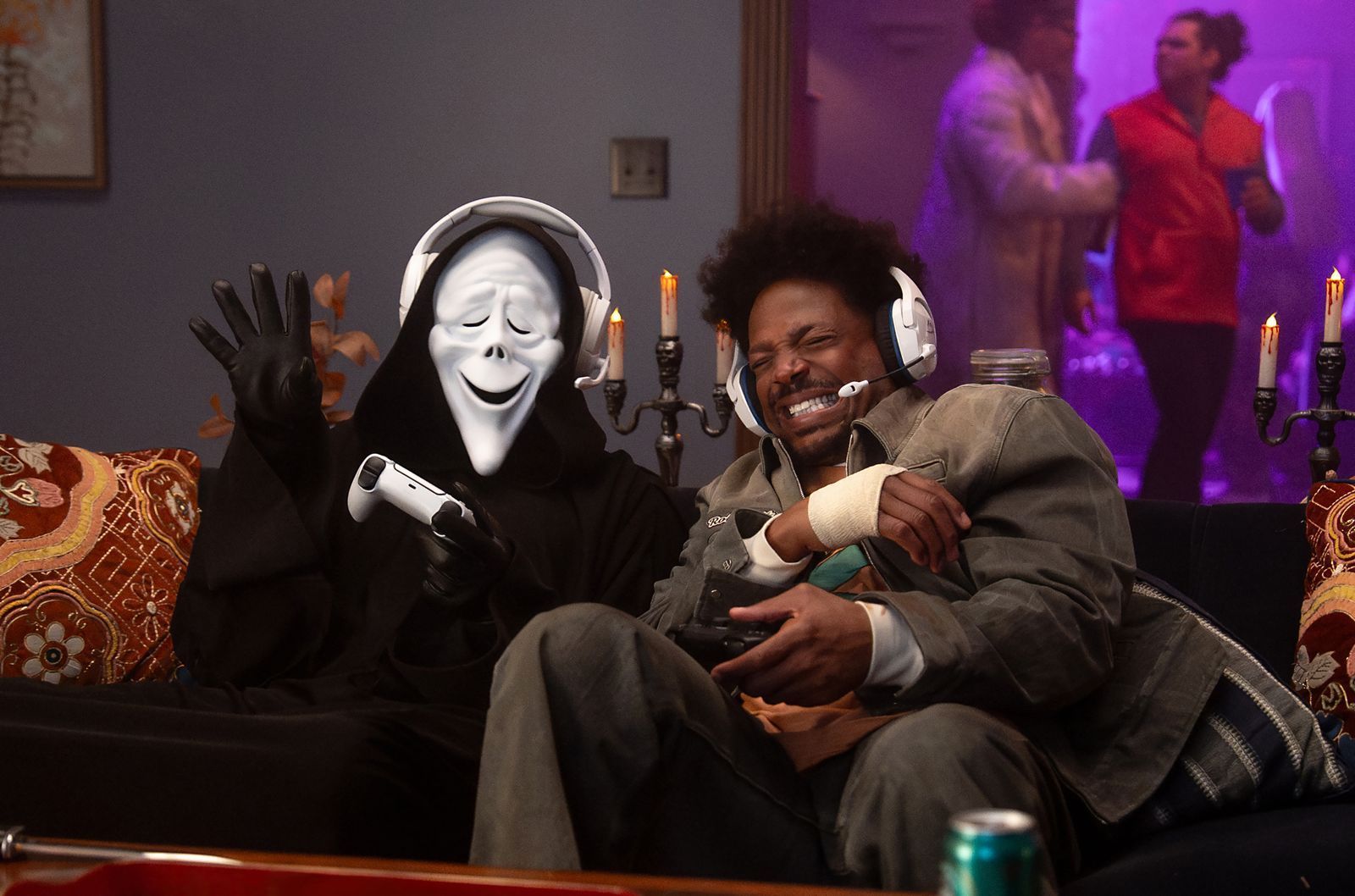 Erstmals seit „Scary Movie 2“ wirkt Marlon Wayans (rechts) wieder in der Reihe mit. (Bild: Leonine/2026 Paramount Pictures)