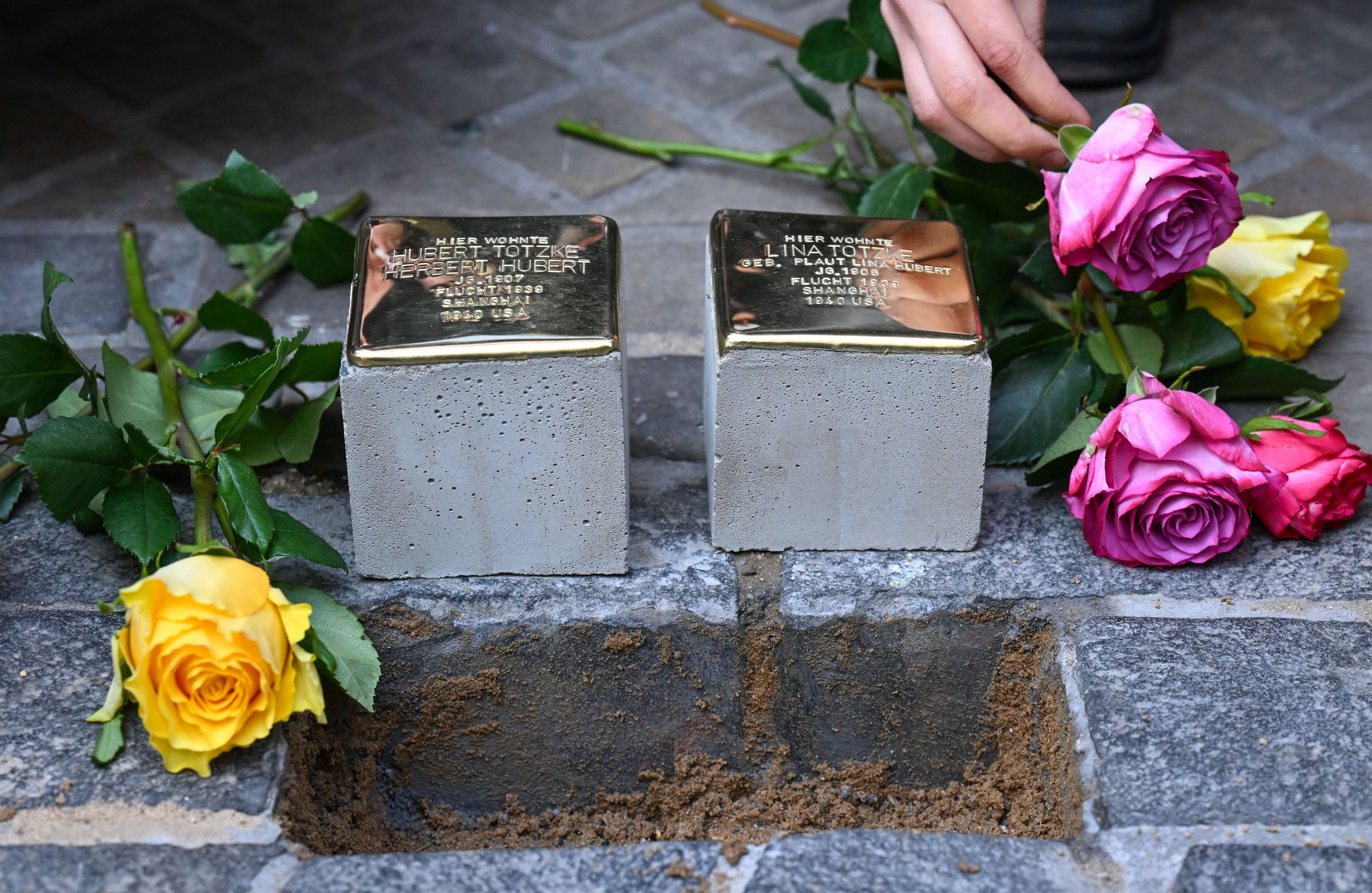 Zwei neue Stolpersteine werden im Stadtzentrum von Halle zum Gedenken an das Ehepaar Hubert und Lina Totzke verlegt. In Heidenau wird es diese Art der Erinnerung an NS-Opfer nicht mehr geben. (Archivbild)