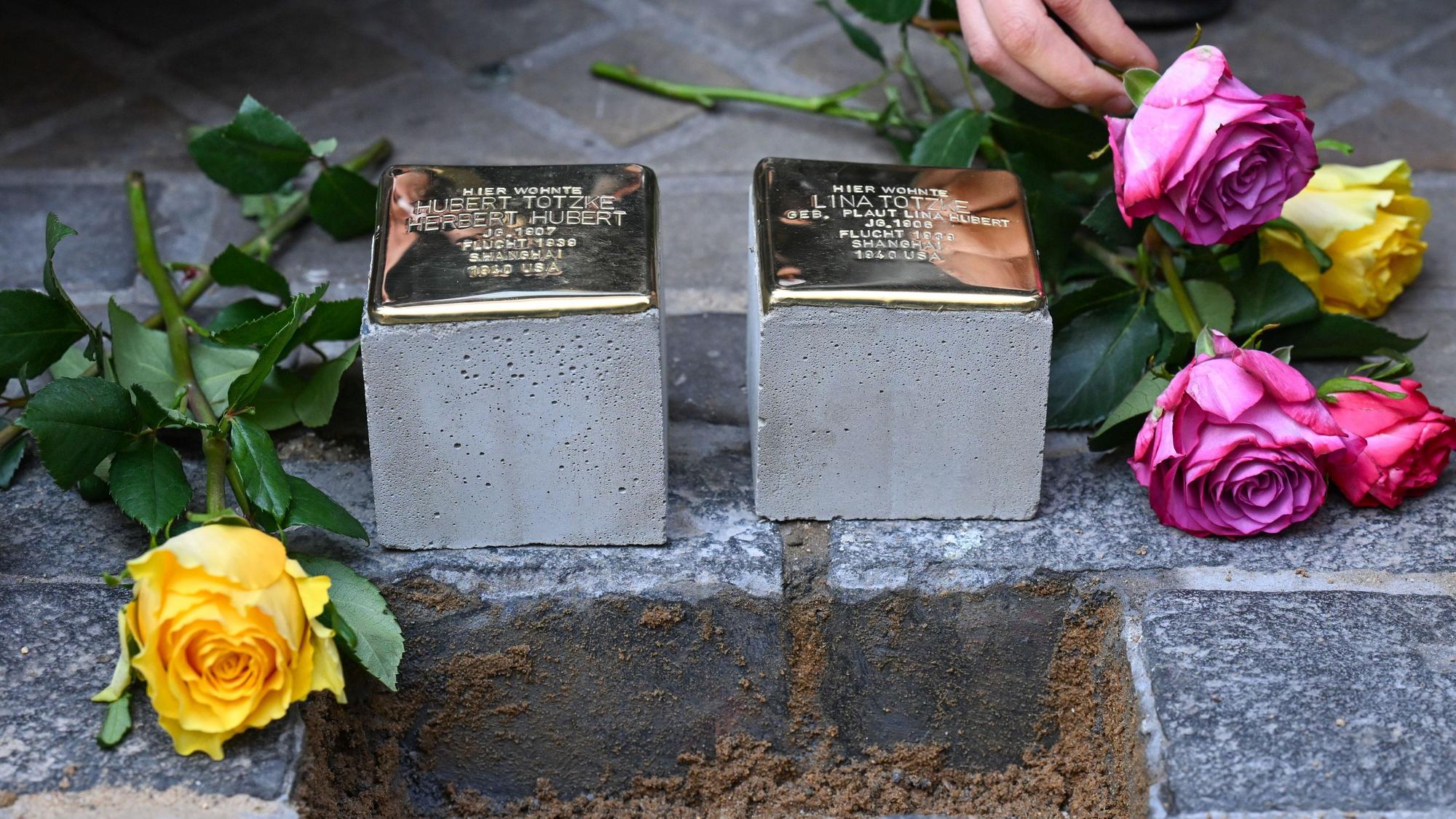 Zwei neue Stolpersteine werden im Stadtzentrum von Halle zum Gedenken an das Ehepaar Hubert und Lina Totzke verlegt. In Heidenau wird es diese Art der Erinnerung an NS-Opfer nicht mehr geben. (Archivbild)