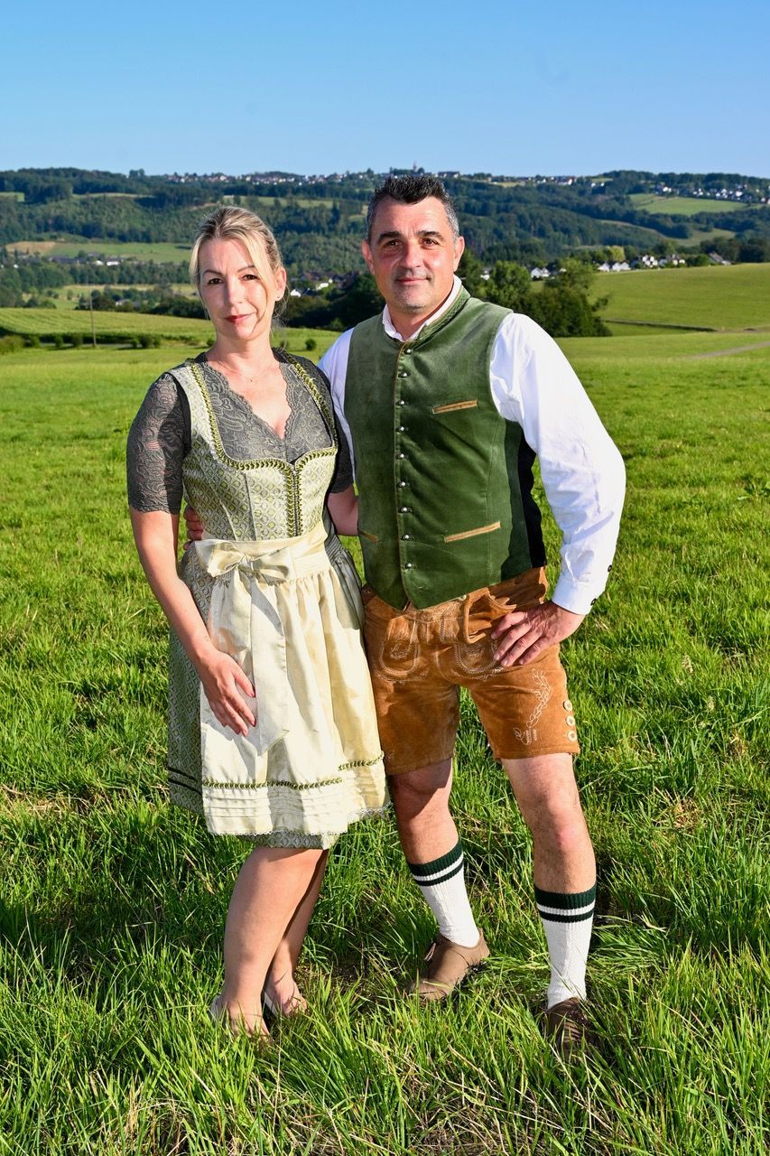 Zu sehen sind eine Frau und ein Mann auf einer Wiese.