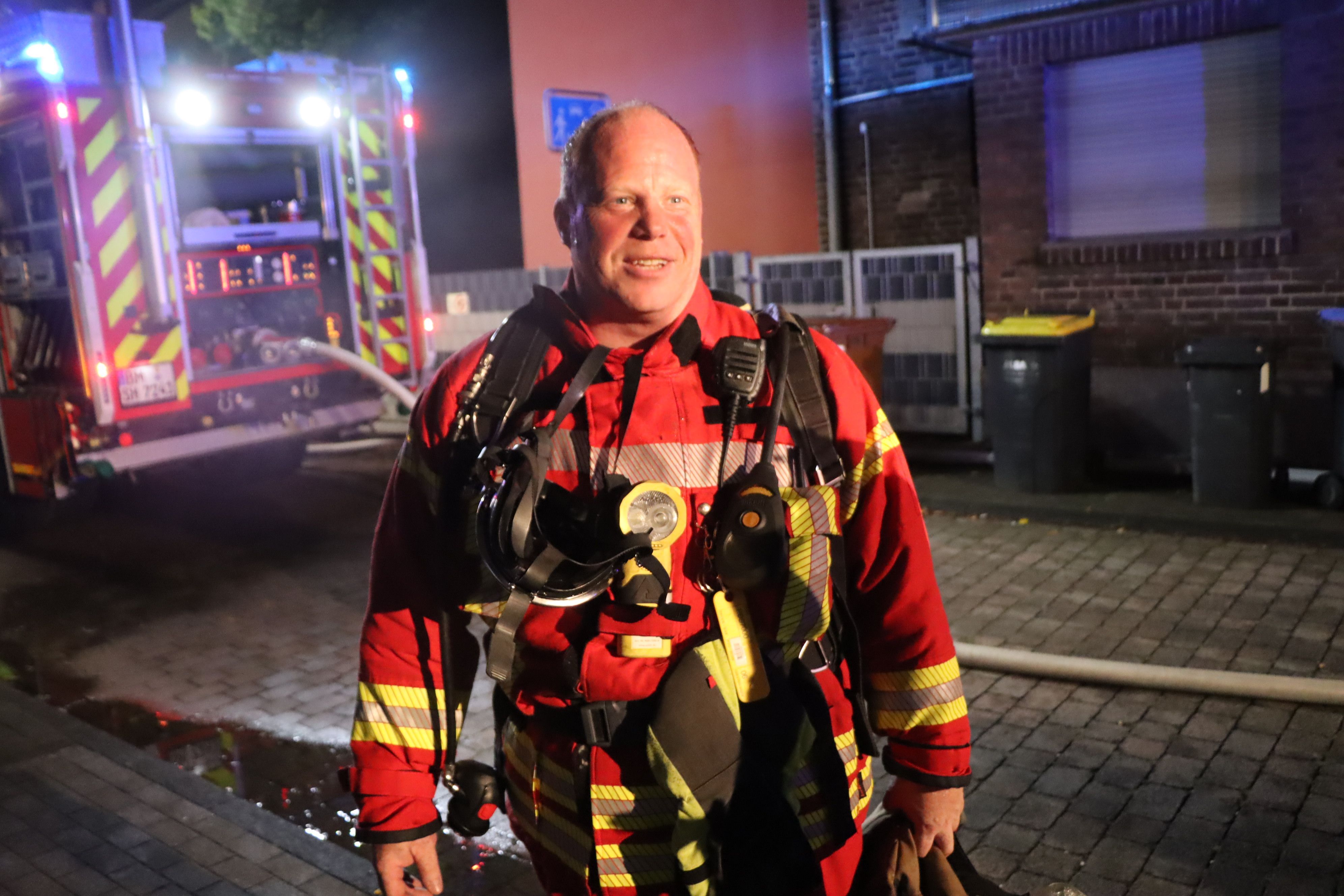 Das Bild zeigt einen Feuerwehrmann im Einsatz.