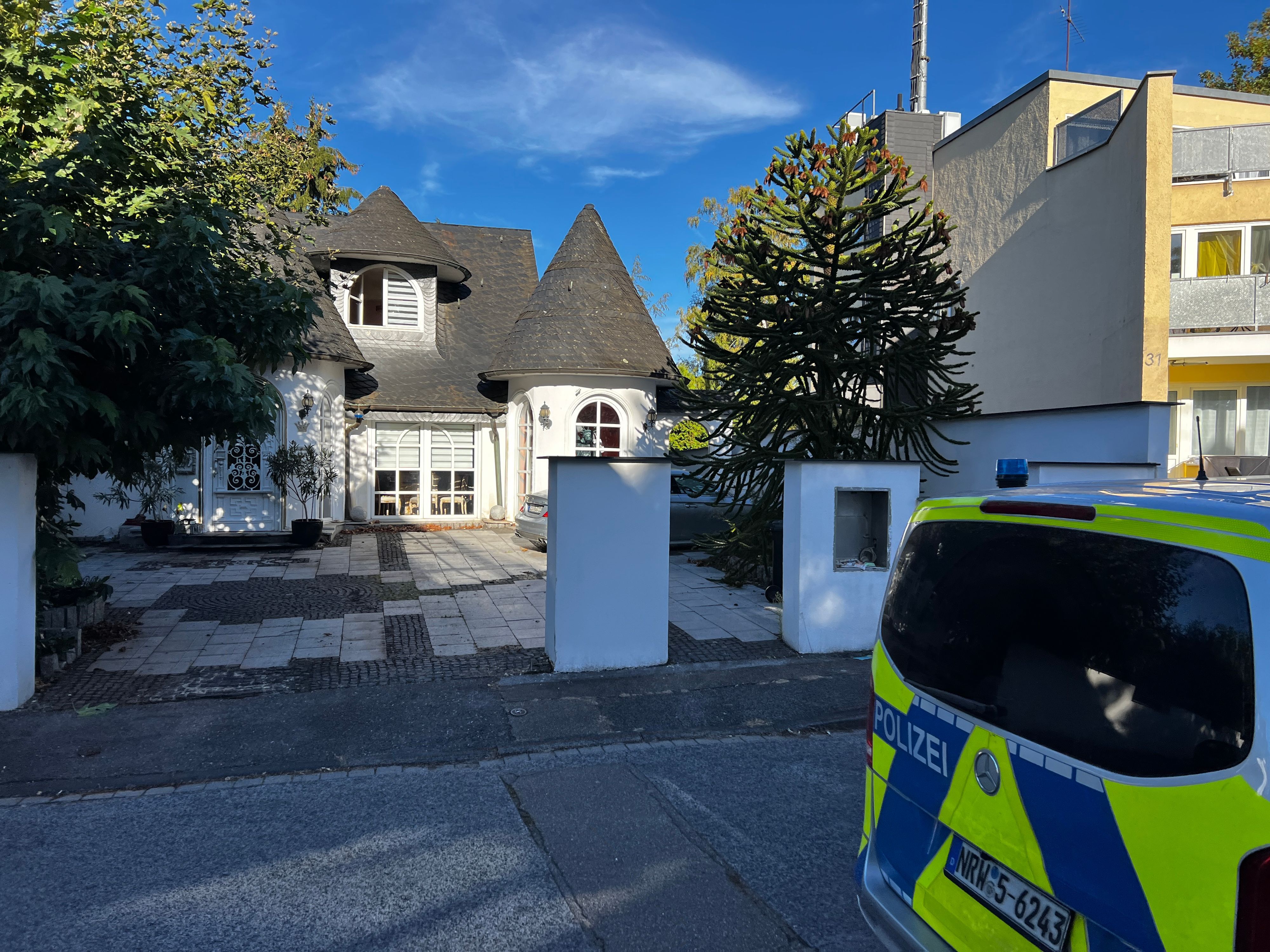 Die Polizei sucht einen Brandstifter, der Feuer am Eingang der Türmchenvilla der stadtbekannten leverkusener Großfamilie in der Waldsiedlung gelegt hat.   Bild: Ralf Krieger