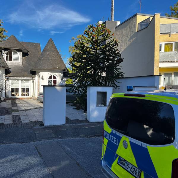 Die Polizei sucht einen Brandstifter, der Feuer am Eingang der Türmchenvilla der stadtbekannten leverkusener Großfamilie in der Waldsiedlung gelegt hat. Bild: Ralf Krieger