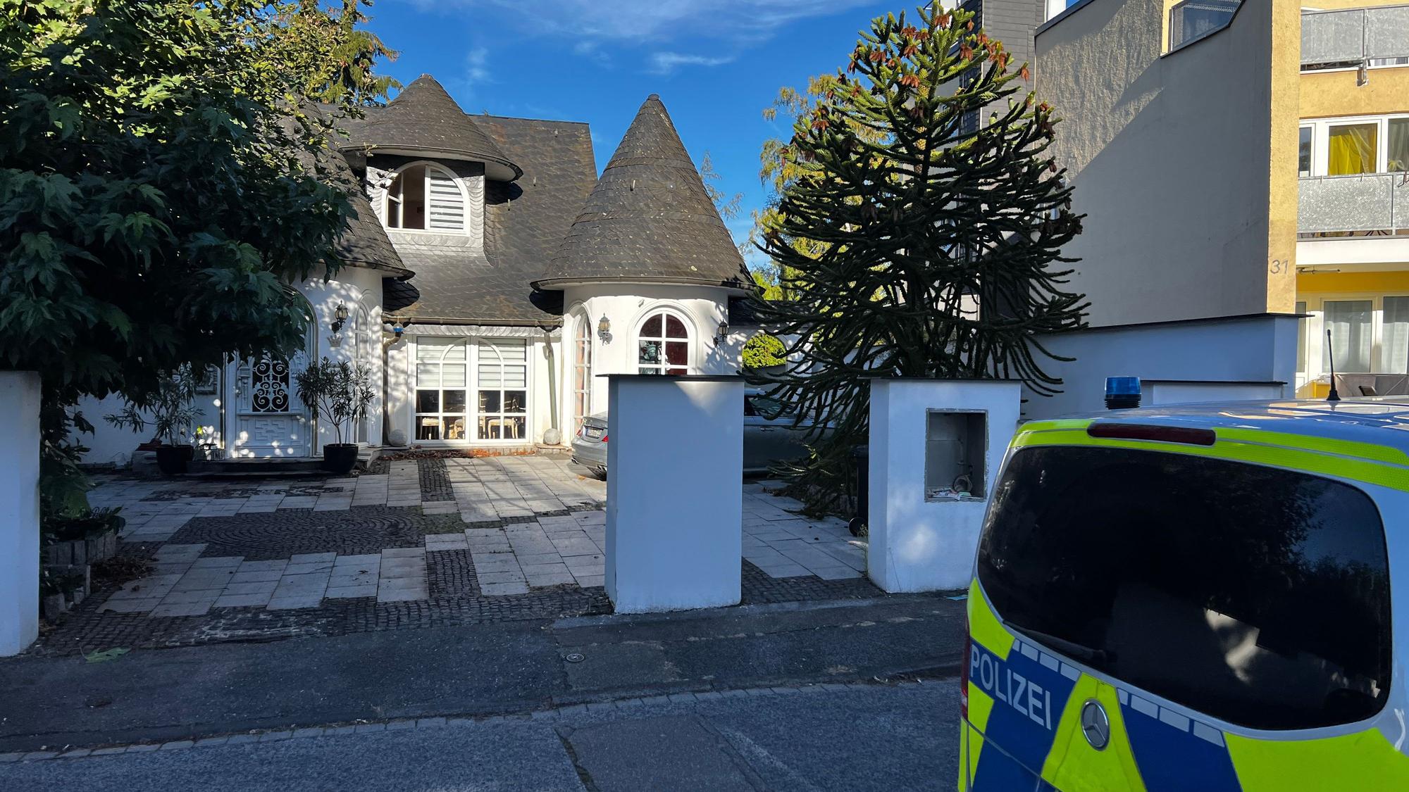 Die Polizei sucht einen Brandstifter, der Feuer am Eingang der Türmchenvilla der stadtbekannten leverkusener Großfamilie in der Waldsiedlung gelegt hat. Bild: Ralf Krieger