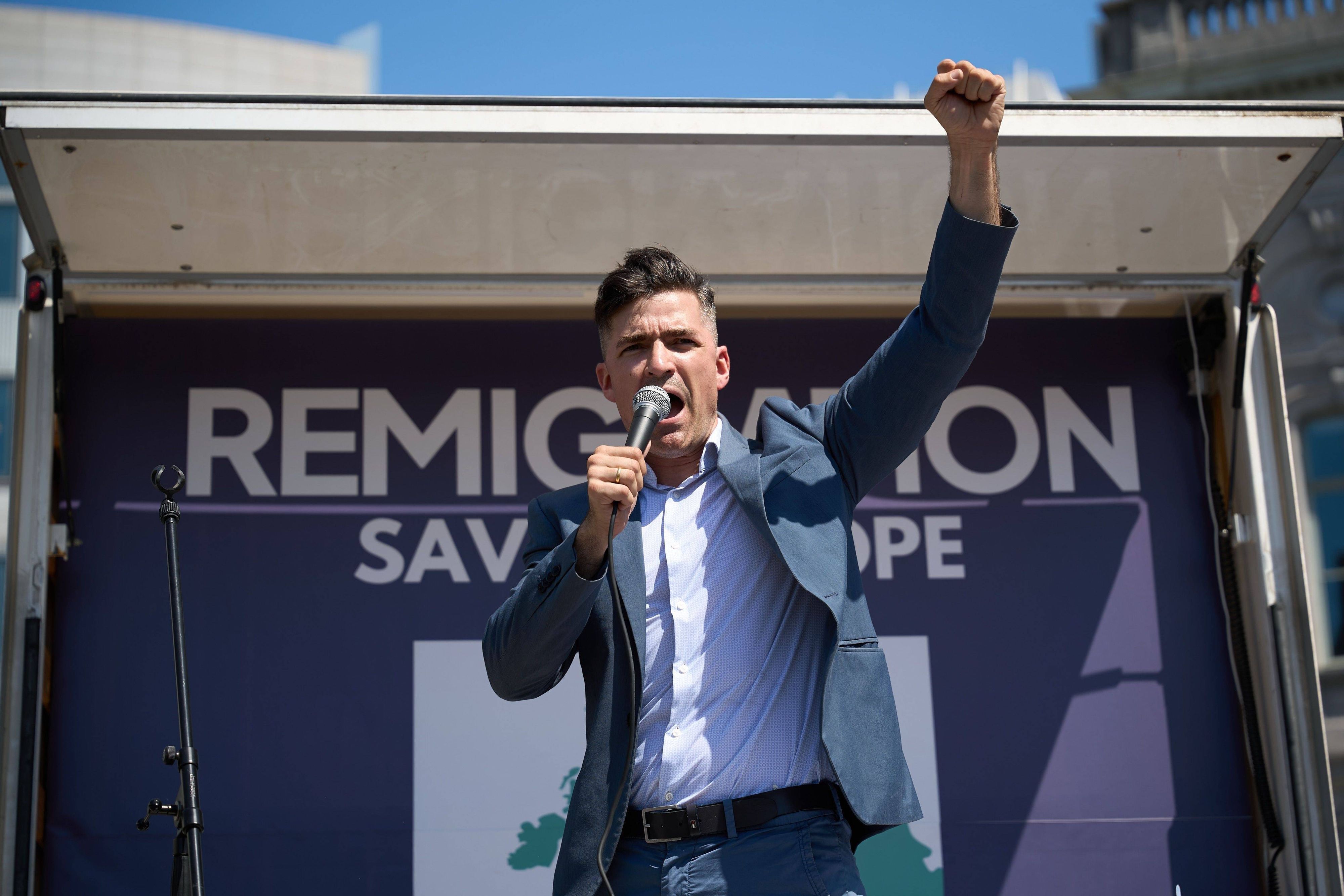Der Rechtsextremist Martin Sellner bei einem Auftritt in Brüssel im Juli. (Archivbild)
