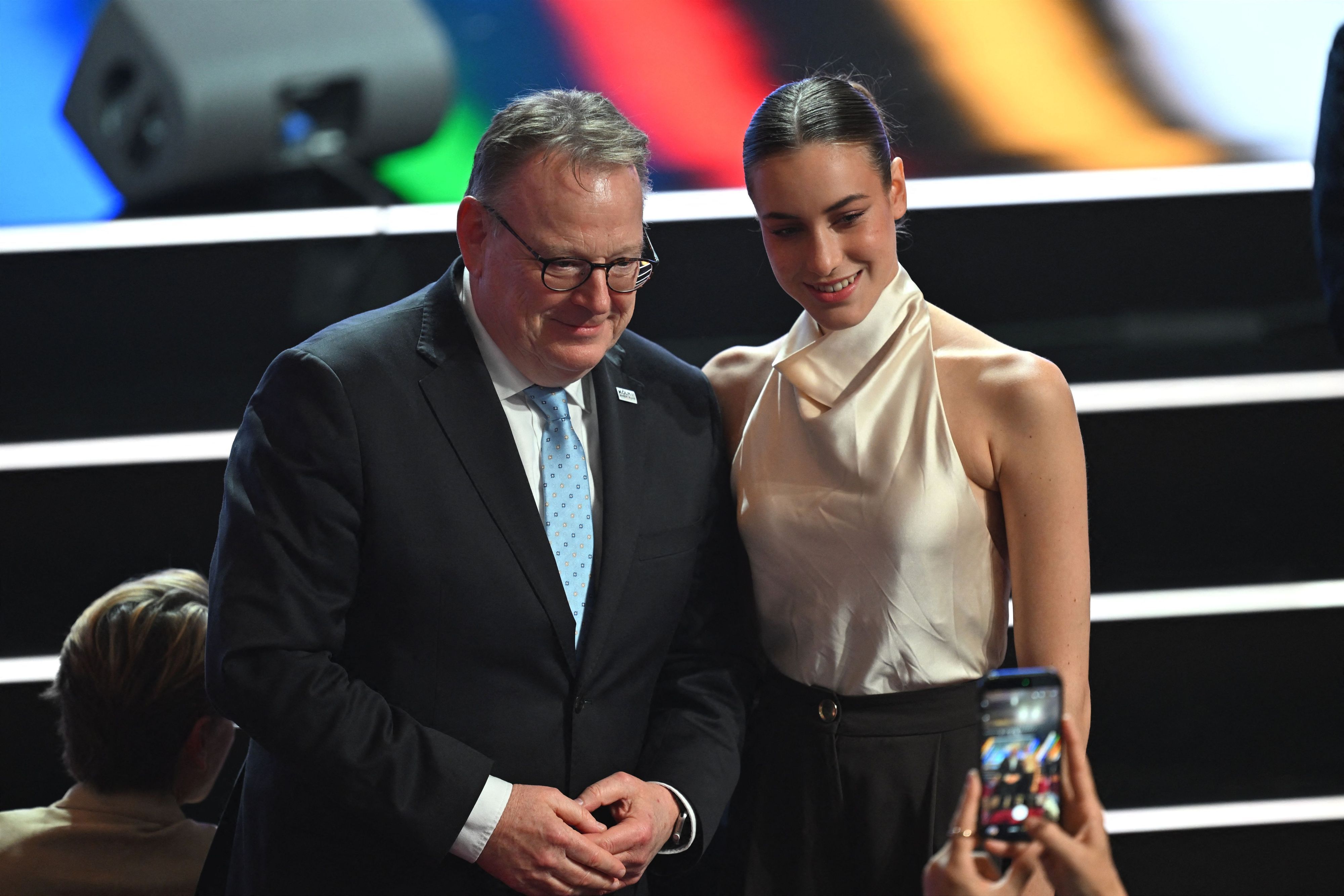 Kölns OB Torsten Burmester (SPD) in Baden-Baden zusammen mit Darja Varfolomeev, Olympiasiegerin der rhythmischen Sportgymnastik.