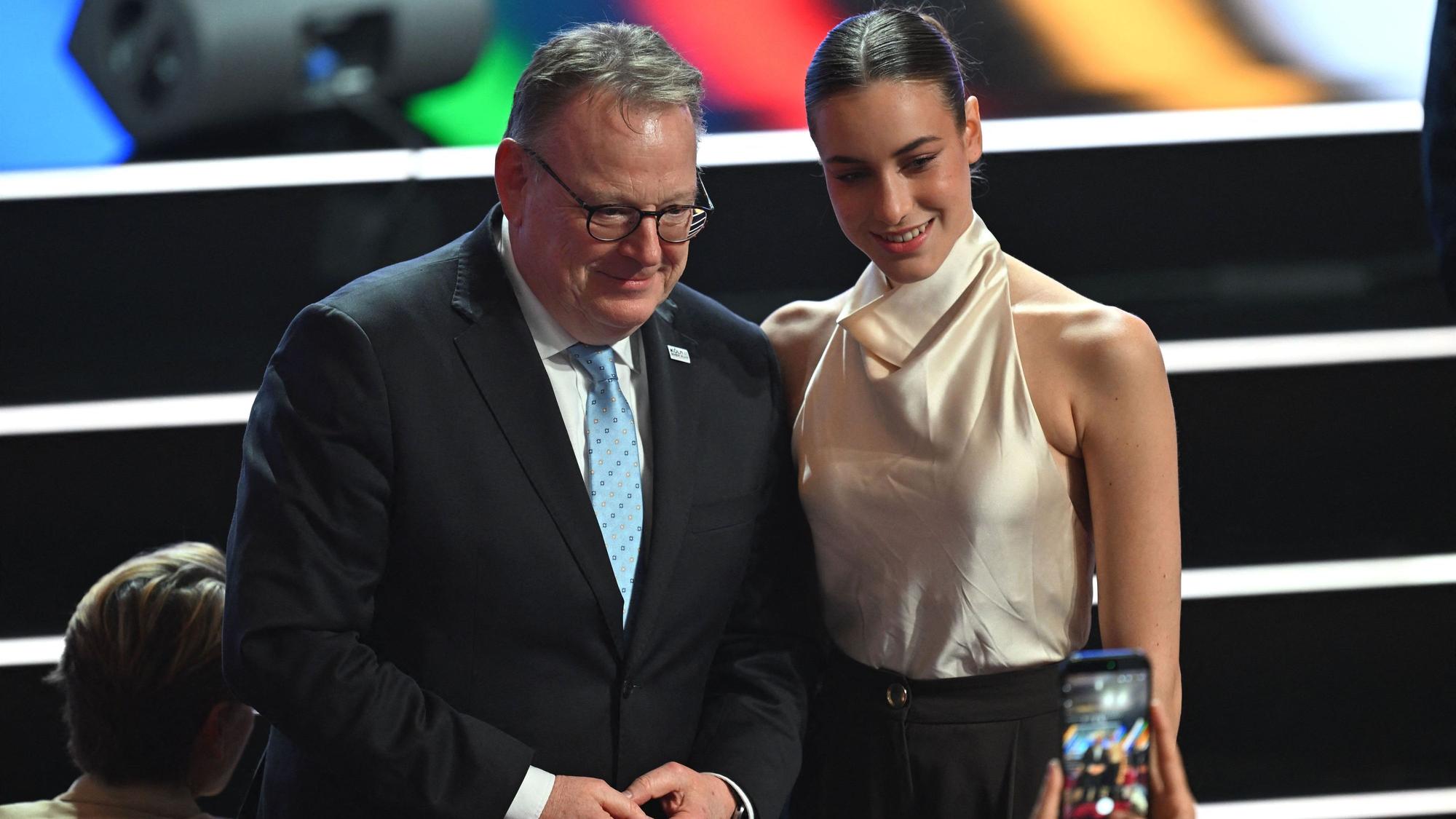 Kölns OB Torsten Burmester (SPD) in Baden-Baden zusammen mit Darja Varfolomeev, Olympiasiegerin der rhythmischen Sportgymnastik.