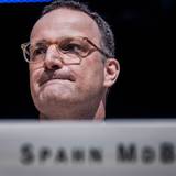ARCHIV - 15.09.2026, Nordrhein-Westfalen, Havixbeck: Jens Spahn (CDU) sitzt auf dem Bezirksparteitag der CDU Münsterland auf dem Podest. (zu dpa: «Neue Aufregung über Spahn in der Unionsfraktion») Foto: Lars Berg/dpa +++ dpa-Bildfunk +++